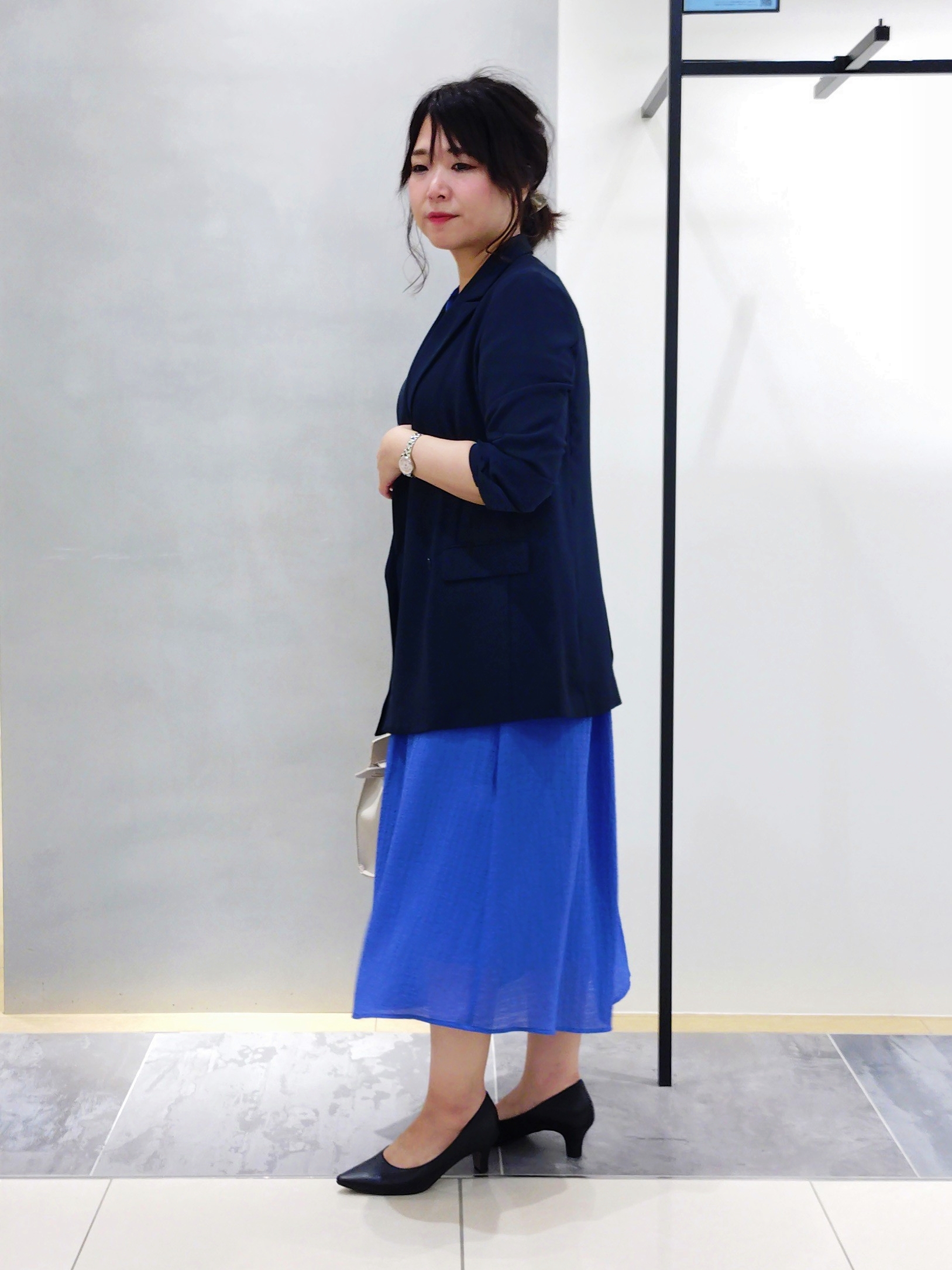 TOMOMIさんの「INDIVI｜【洗える】無地＆チェーン柄 シャーリングサッカーワンピース」を使ったコーディネート