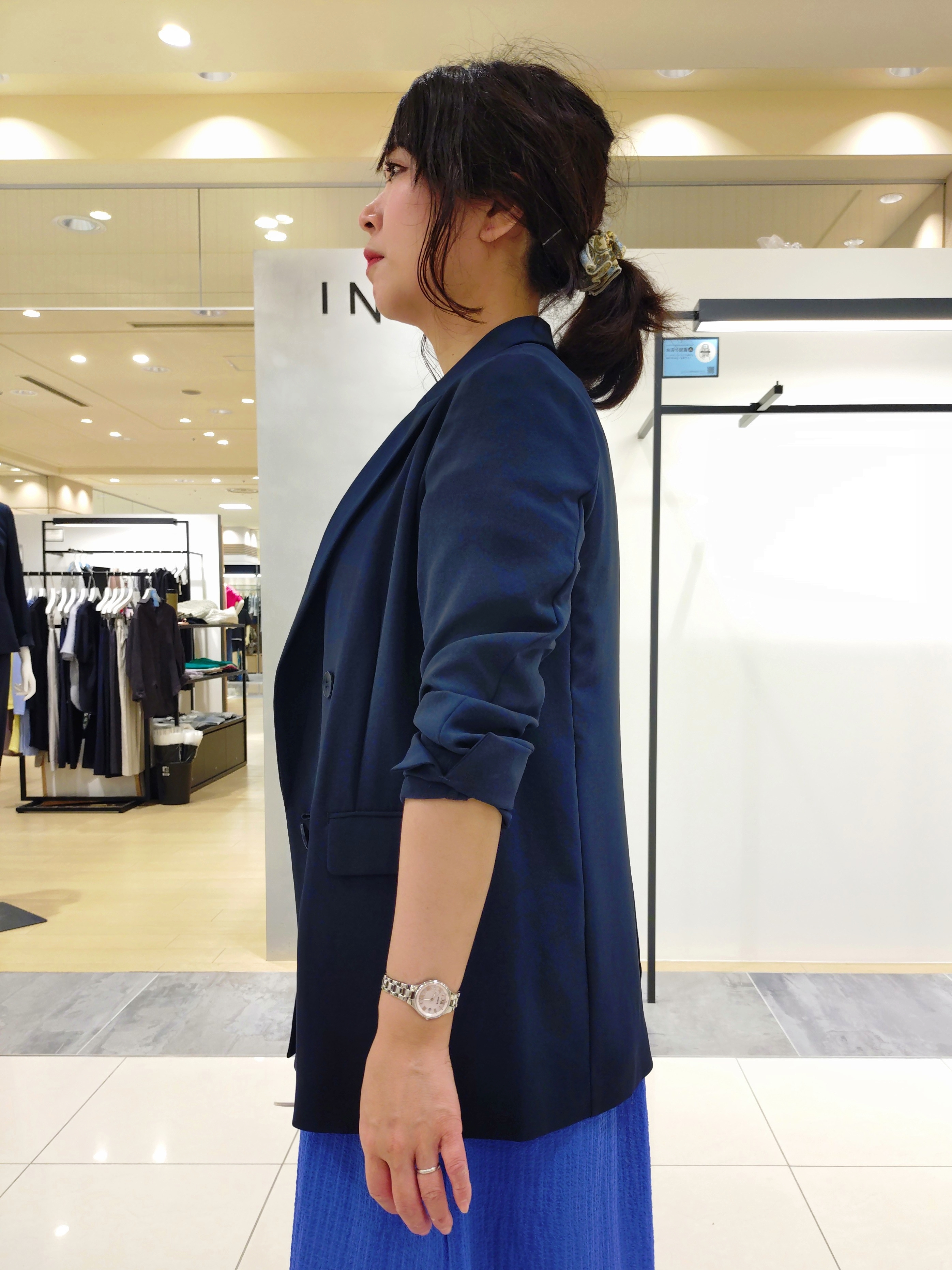 TOMOMIさんの「INDIVI｜【洗える】無地＆チェーン柄 シャーリングサッカーワンピース」を使ったコーディネート