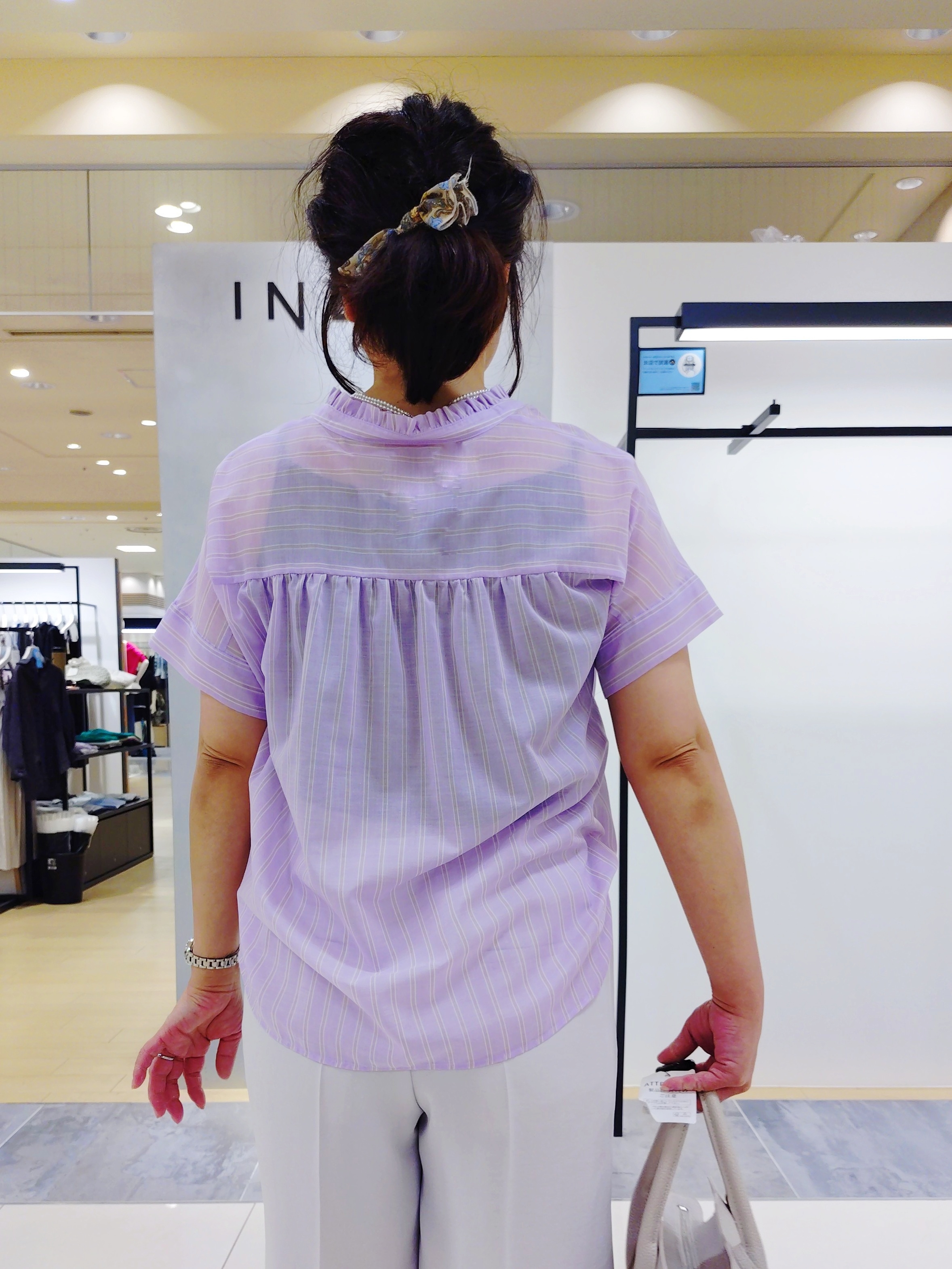 TOMOMIさんの「INDIVI｜【洗える／UVケア／SETUP可】着る日傘ワイドパンツ」を使ったコーディネート