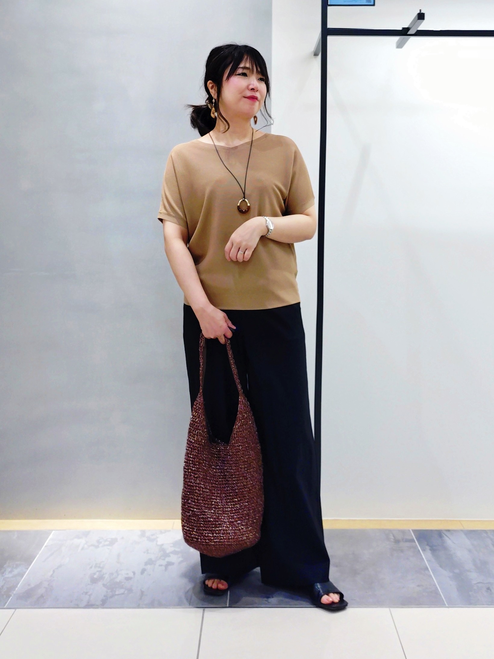 TOMOMIさんの「INDIVI｜【褒められパンツ／洗える／ウエストゴム】ワイドタックパンツ」を使ったコーディネート