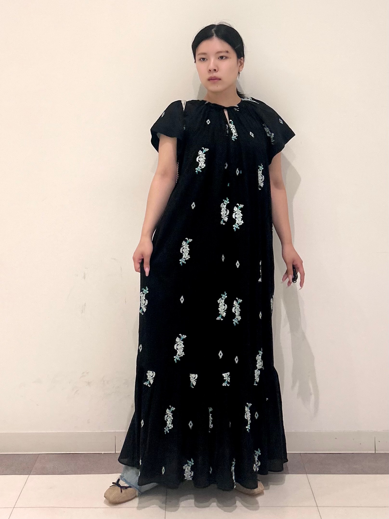 とりみさんの「DRESSTERIOR｜センタープレスストレートデニム」を使ったコーディネート