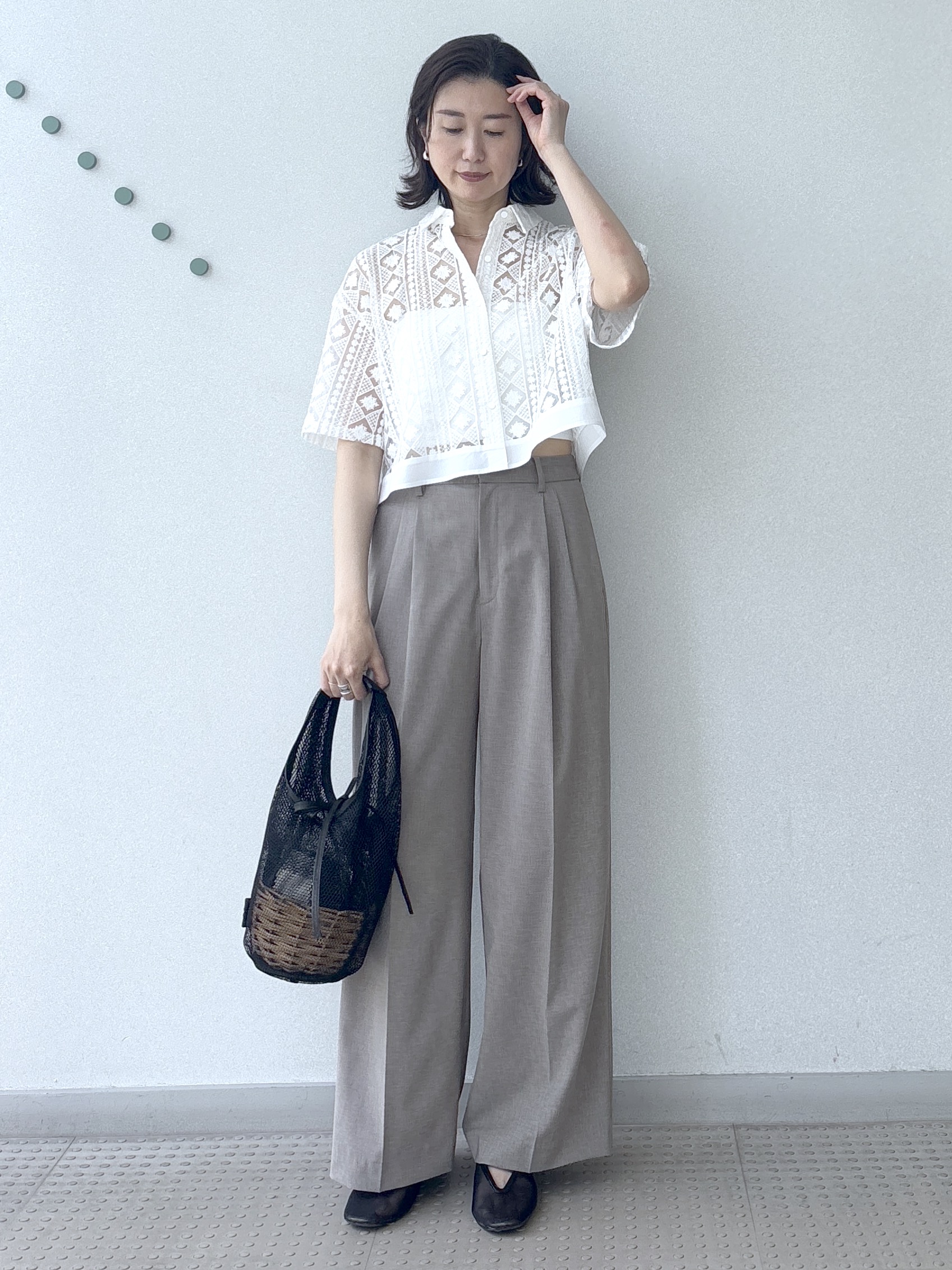 saitoさんの「DRESSTERIOR｜【着映え/ハーフ袖】ウォッシャブルレース クロップドシャツ」を使ったコーディネート