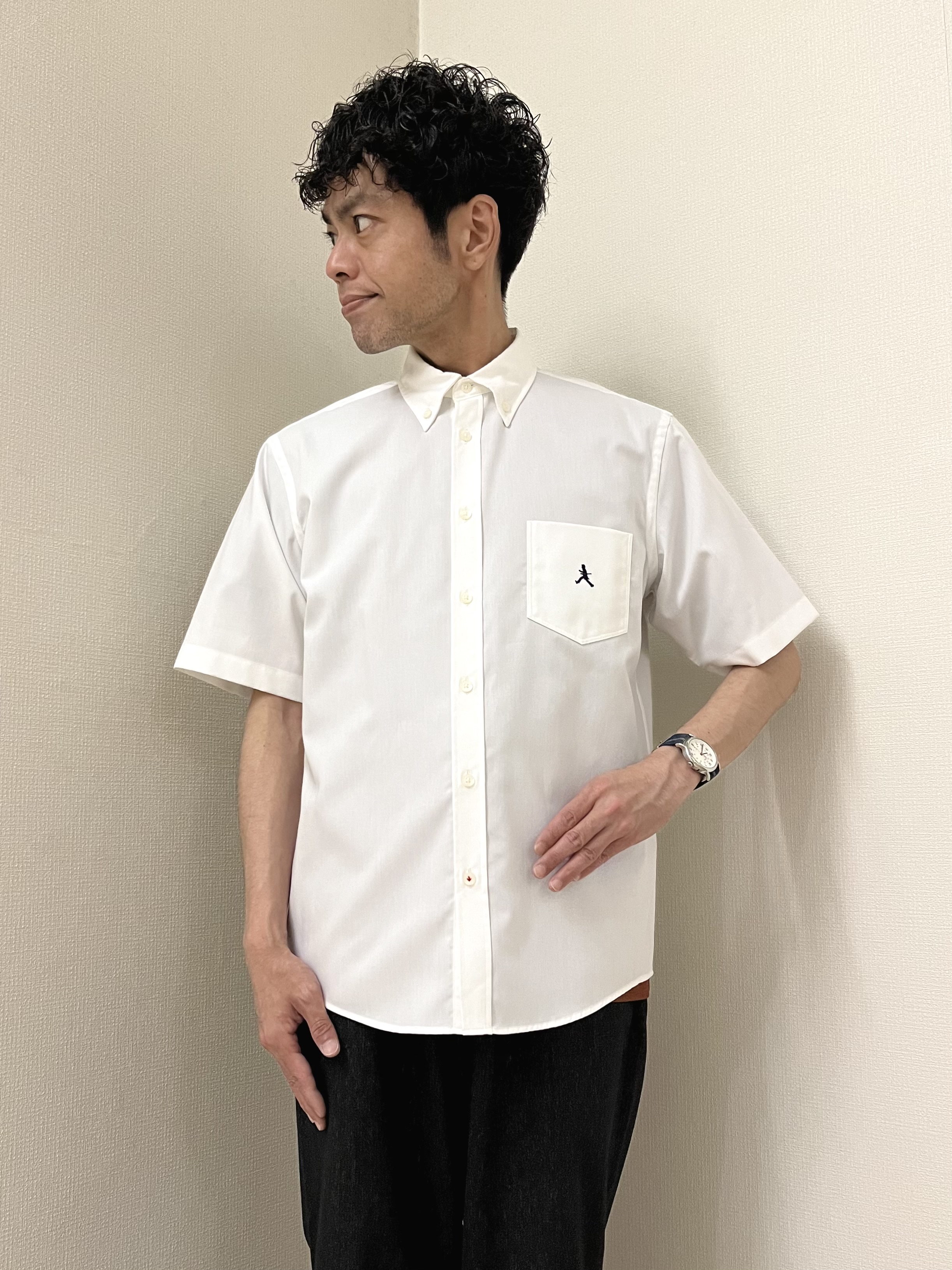 URAさんの「TAKEO KIKUCHI｜【BOWLER HAT LABEL】ボーラーハットウォーカー刺繍 半袖ボタンダウンシャツ」を使ったコーディネート
