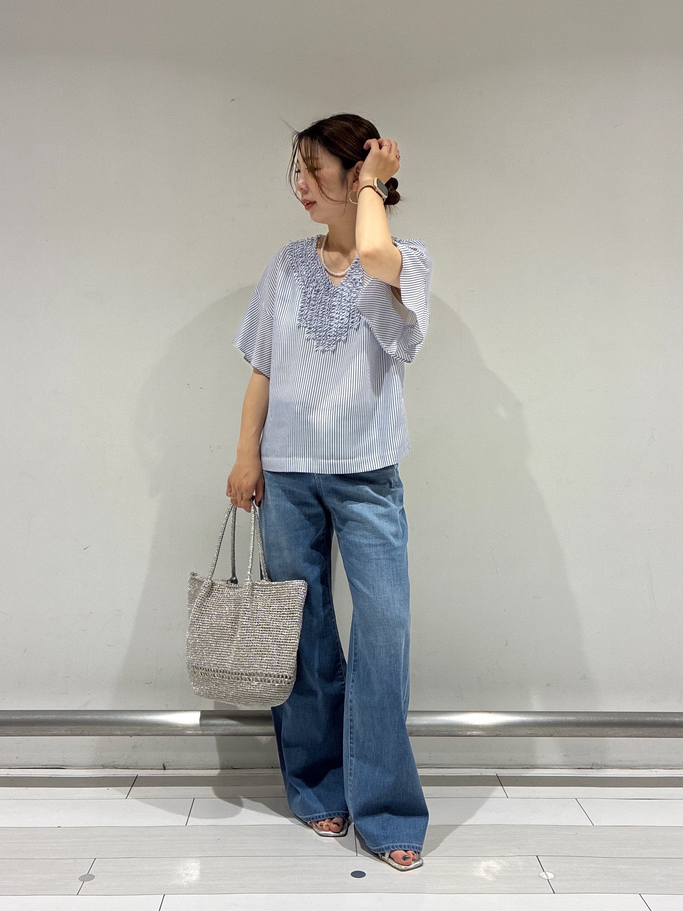 Rinさんの「UNTITLED｜【接触冷感/通気性/洗える】Vネックフリルブラウス」を使ったコーディネート