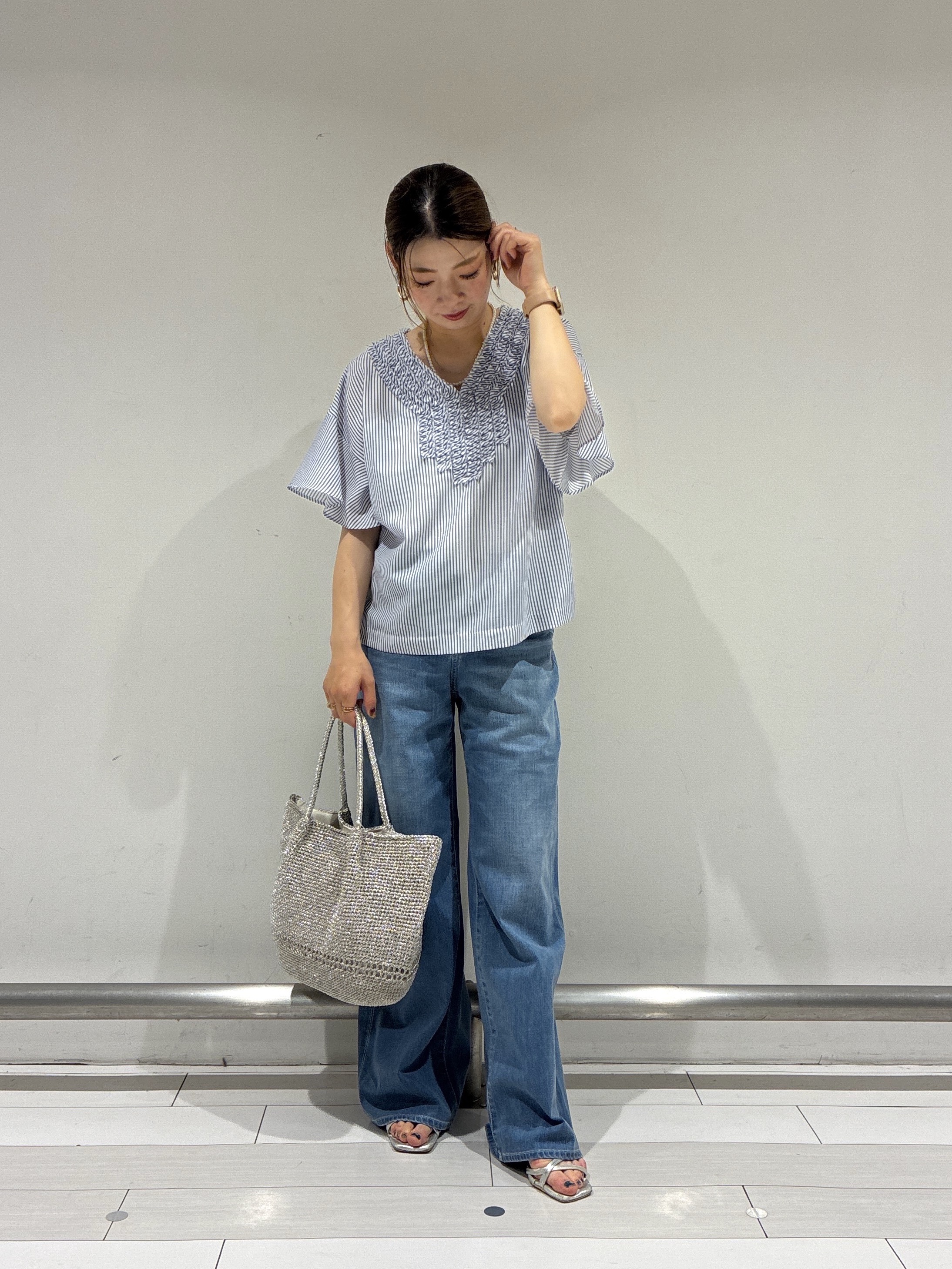 Rinさんの「UNTITLED｜【接触冷感/通気性/洗える】Vネックフリルブラウス」を使ったコーディネート