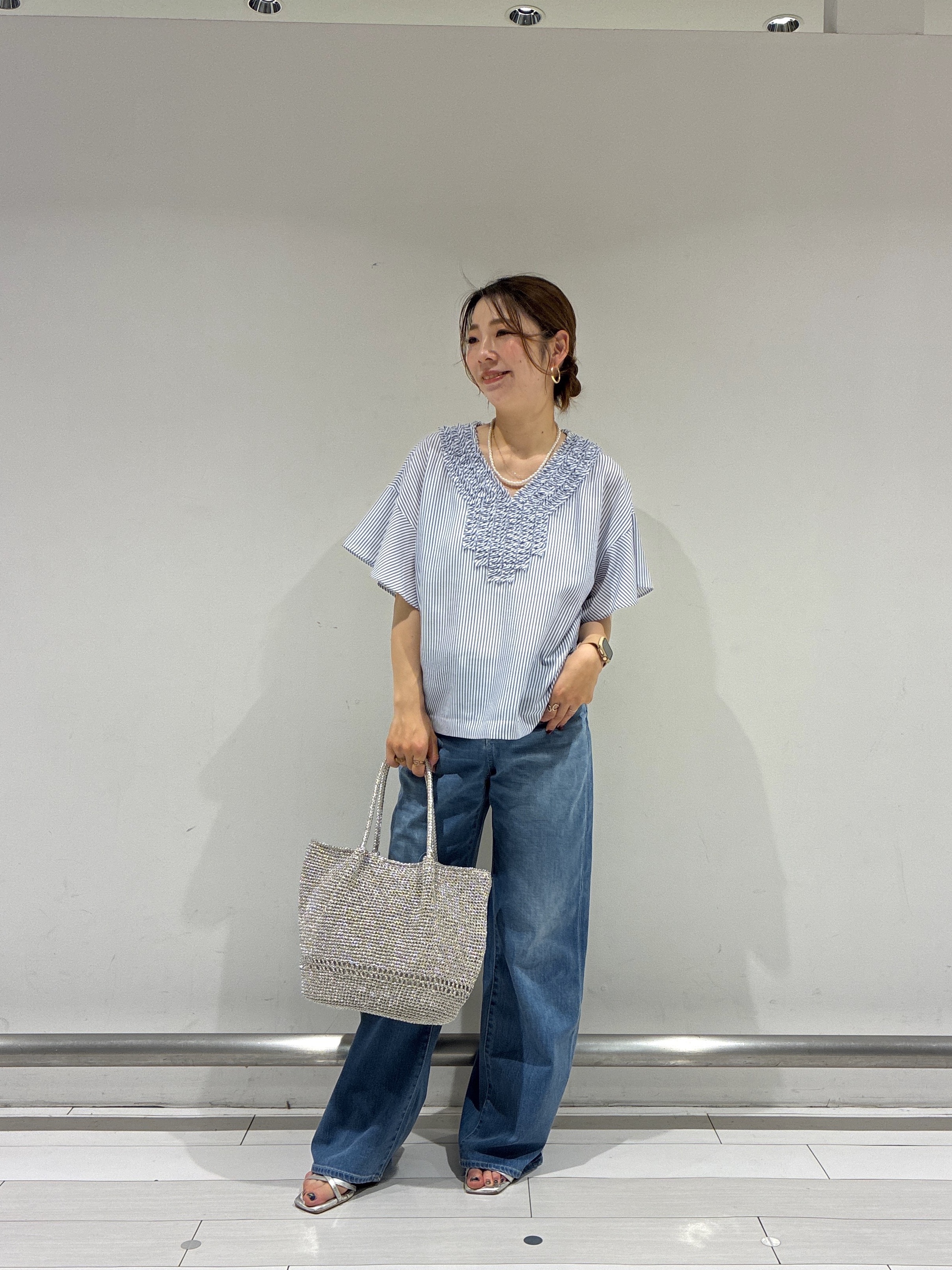 Rinさんの「UNTITLED｜【接触冷感/通気性/洗える】Vネックフリルブラウス」を使ったコーディネート
