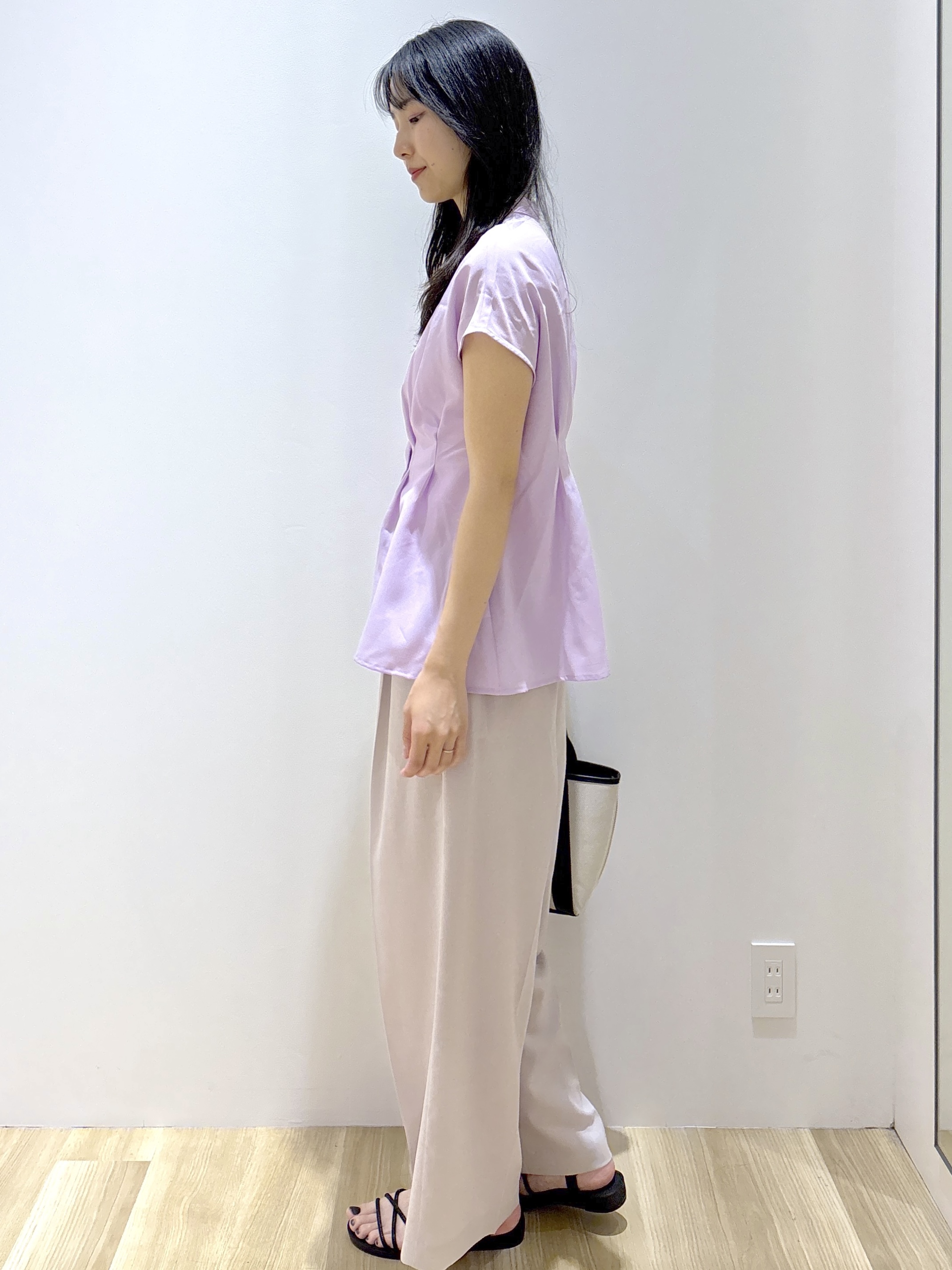 sachikoさんの「OPAQUE.CLIP｜【接触冷感／吸水速乾】リネンライク タックフレンチスリーブブラウス《洗濯機OK》」を使ったコーディネート