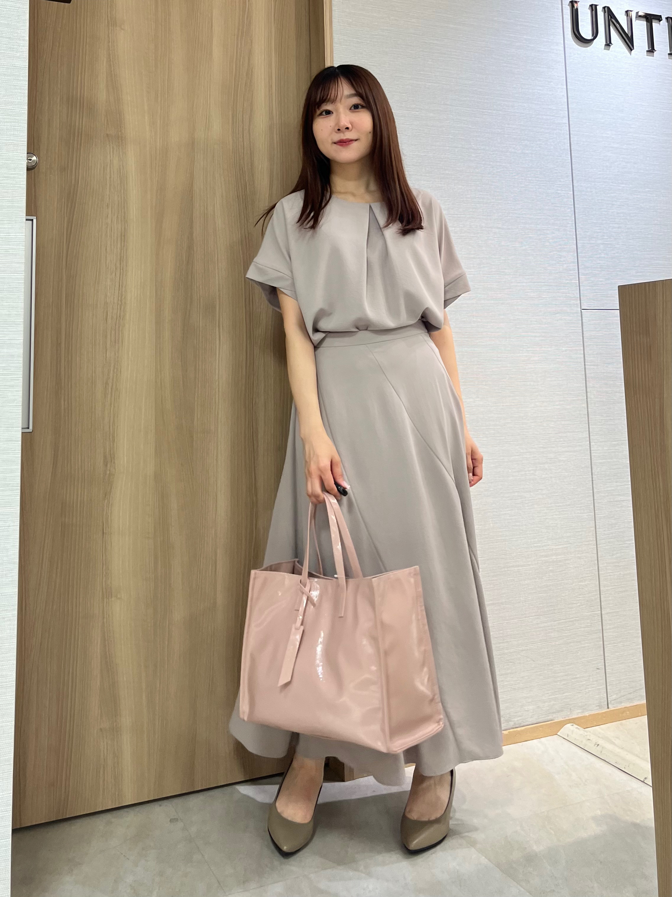KAHOさんの「UNTITLED｜【前後2WAY/はっ水/セットアップ可】リラクシーフレンチスリーブブラウス」を使ったコーディネート