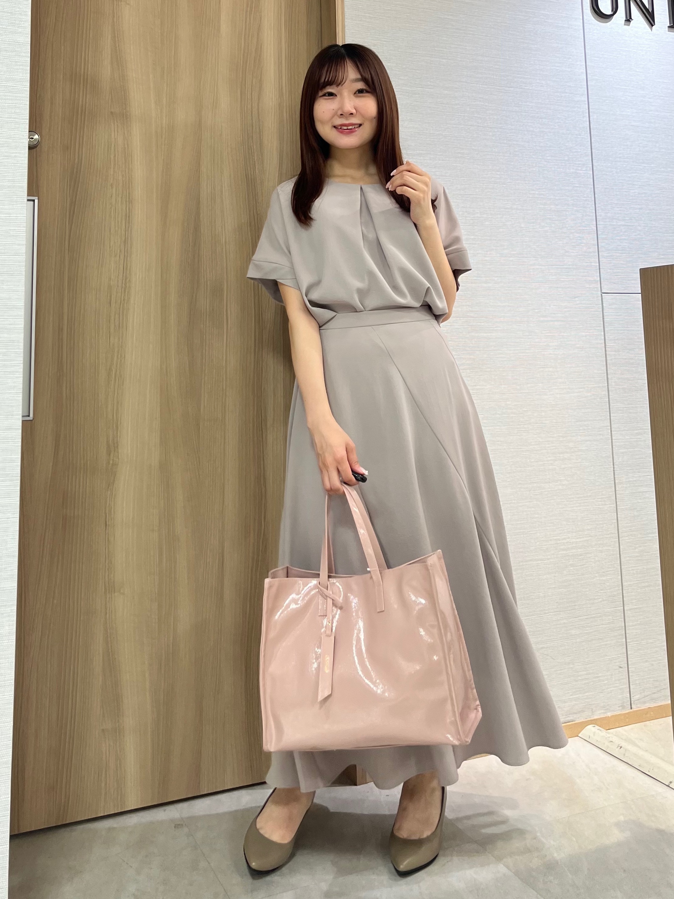 KAHOさんの「UNTITLED｜【前後2WAY/はっ水/セットアップ可】リラクシーフレンチスリーブブラウス」を使ったコーディネート