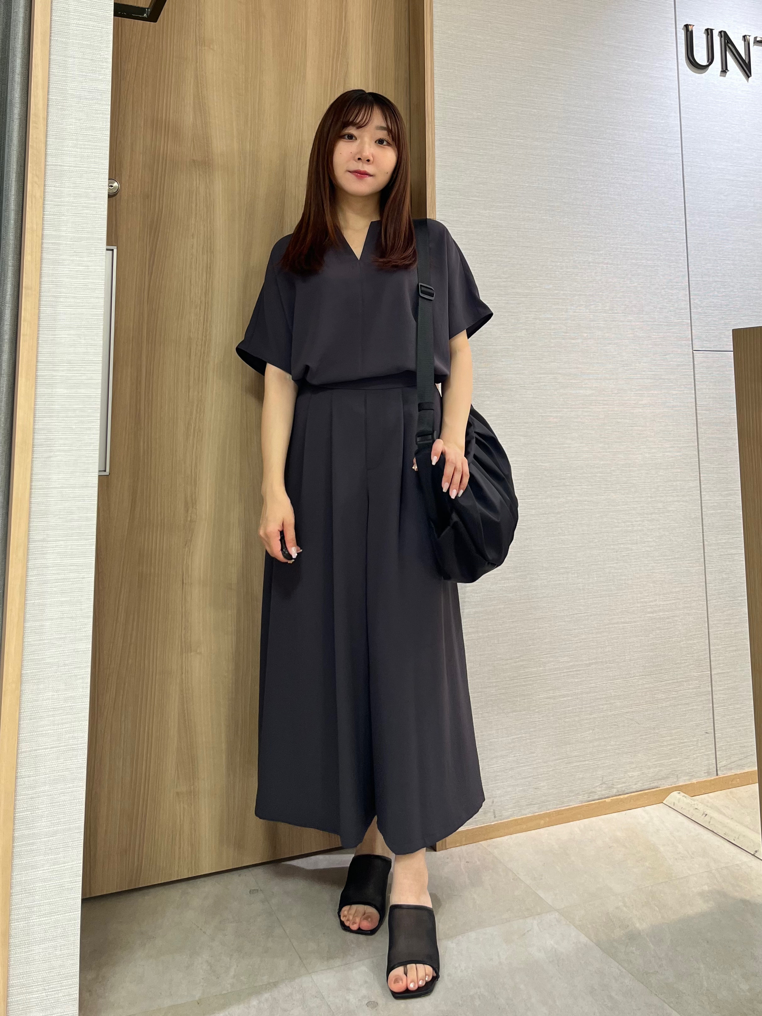 KAHOさんの「UNTITLED｜【UV/接触冷感/セットアップ可】リラクシーキーVネックブラウス」を使ったコーディネート