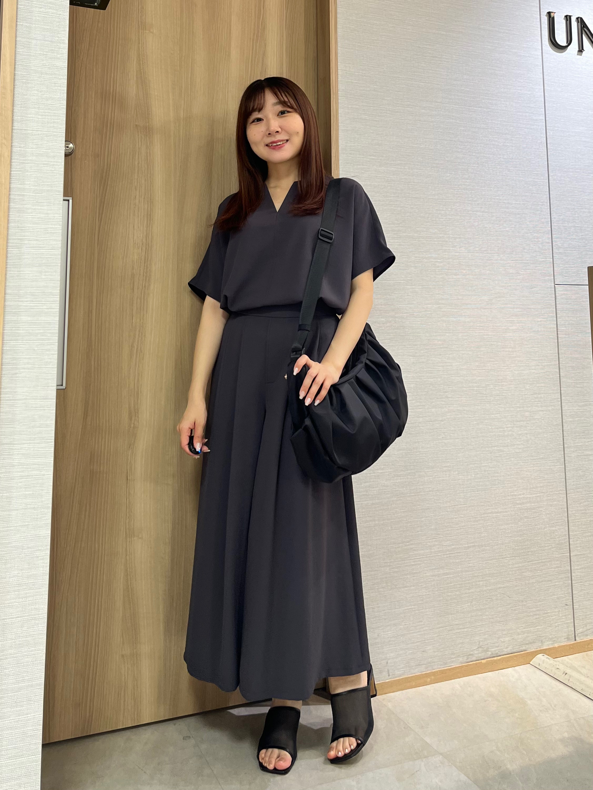 KAHOさんの「UNTITLED｜【UV/接触冷感/セットアップ可】リラクシーキーVネックブラウス」を使ったコーディネート