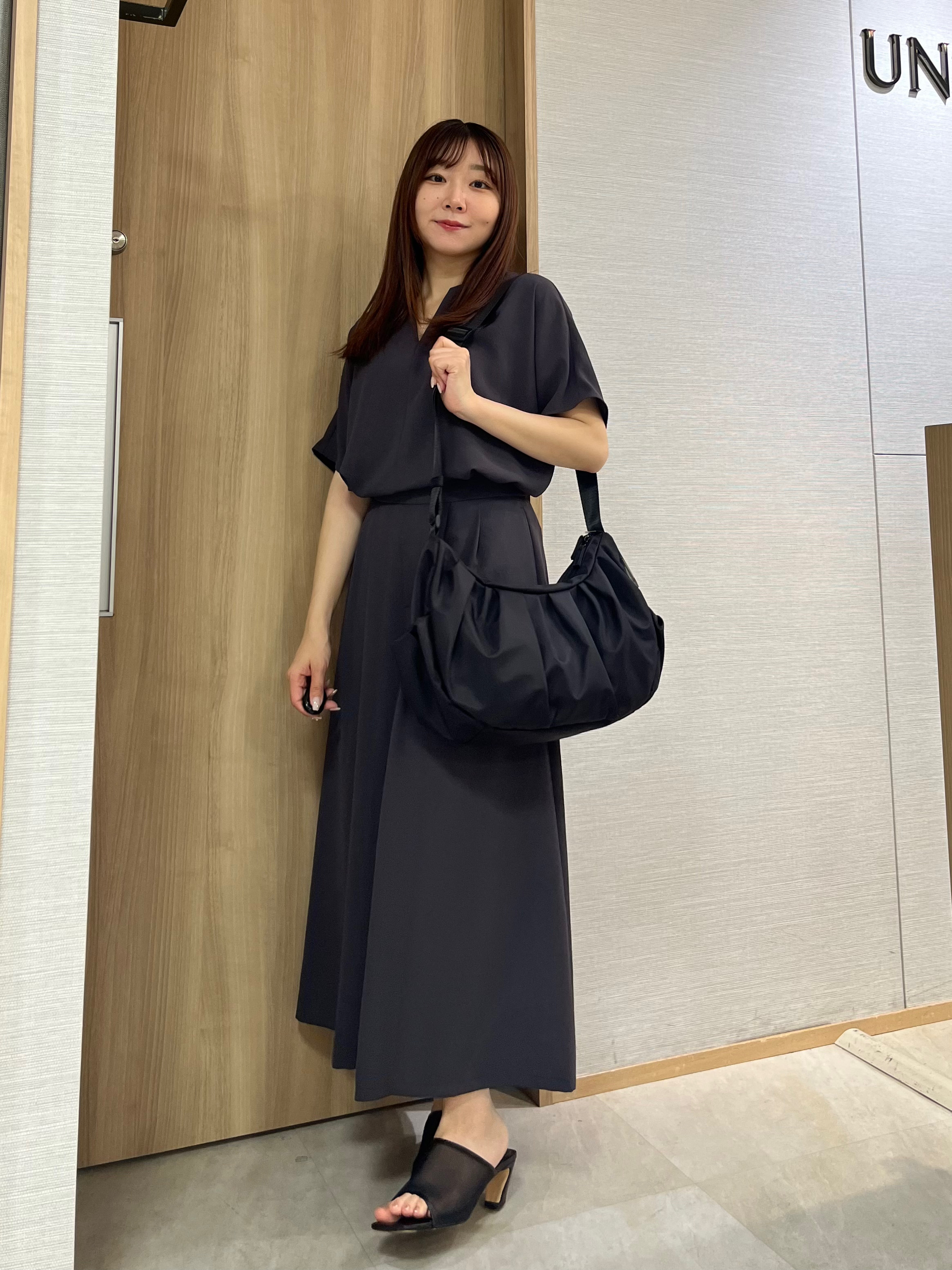 KAHOさんの「UNTITLED｜【UV/接触冷感/セットアップ可】リラクシーキーVネックブラウス」を使ったコーディネート