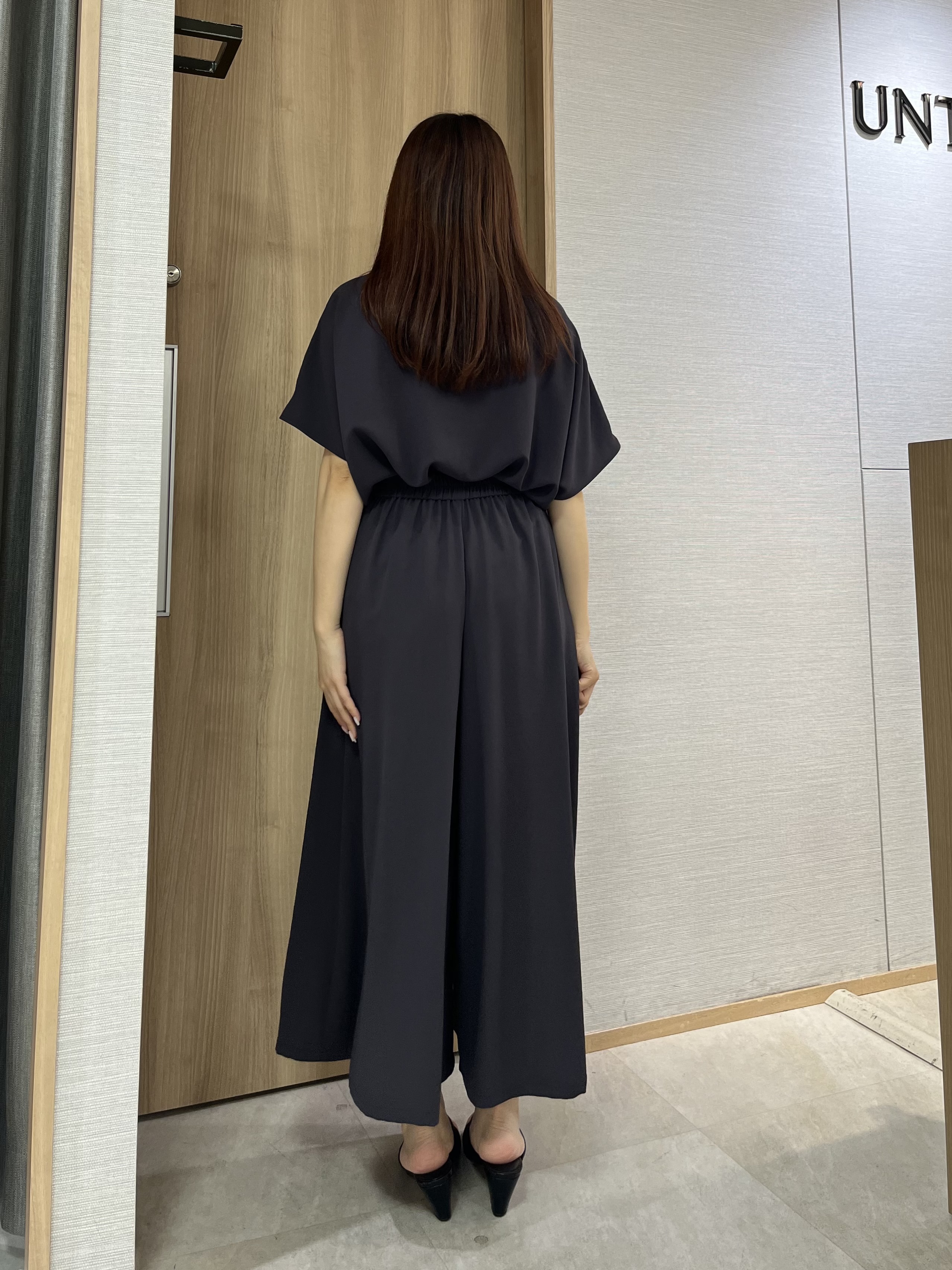 KAHOさんの「UNTITLED｜【UV/接触冷感/セットアップ可】リラクシーキーVネックブラウス」を使ったコーディネート