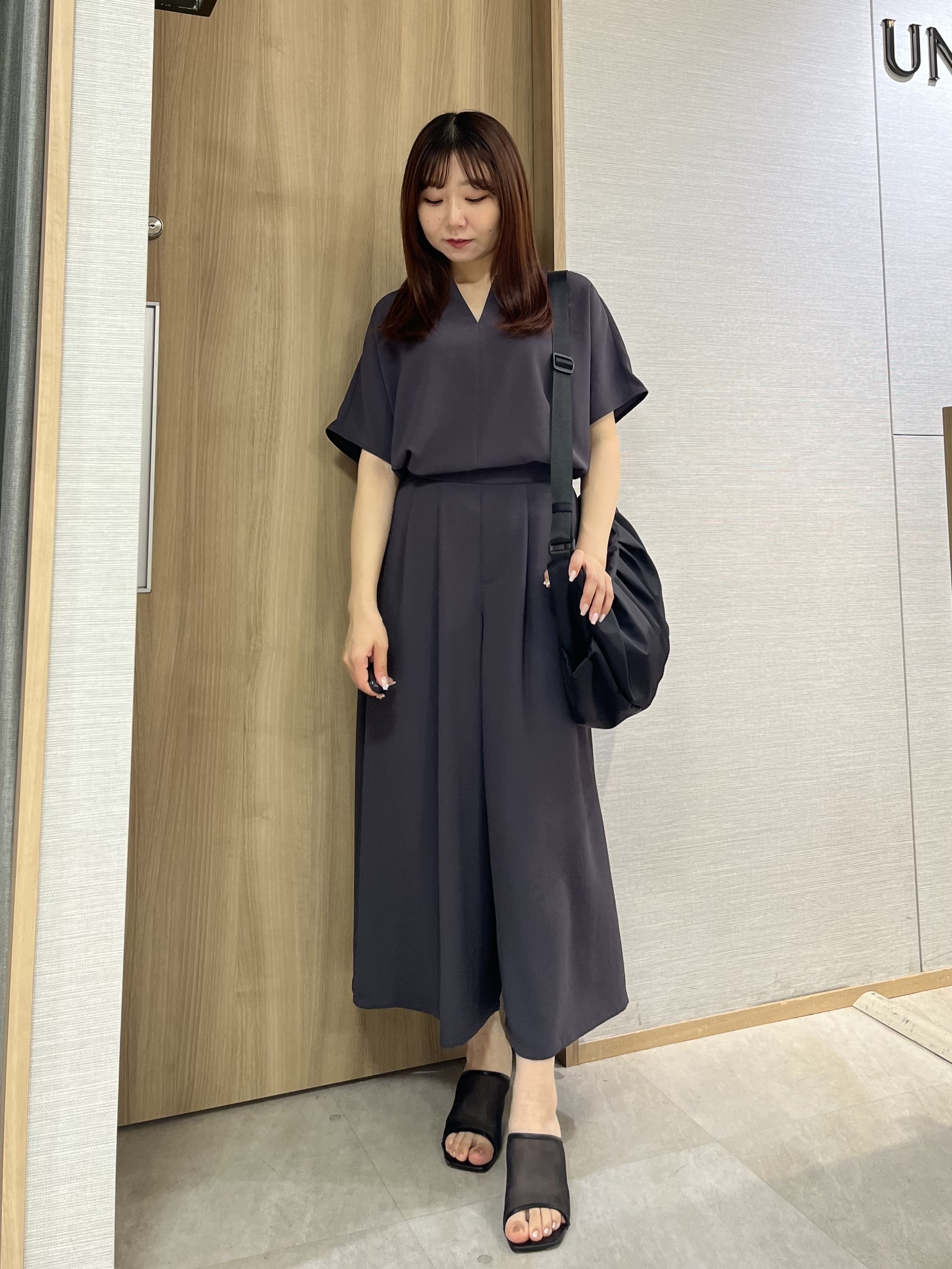 KAHOさんの「UNTITLED｜【UV/接触冷感/セットアップ可】リラクシーキーVネックブラウス」を使ったコーディネート