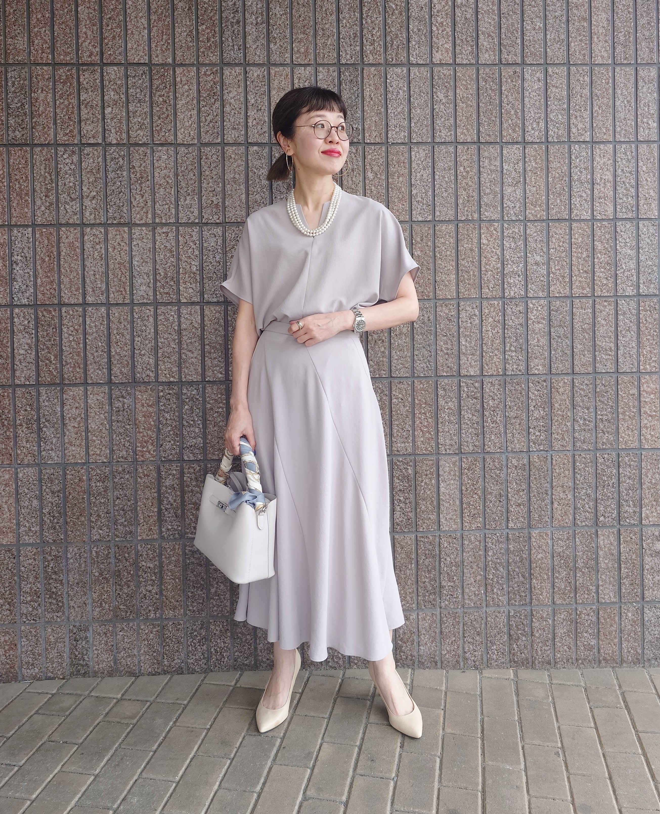 MUTSUKOさんの「UNTITLED｜【UV/接触冷感/セットアップ可】リラクシーキーVネックブラウス」を使ったコーディネート