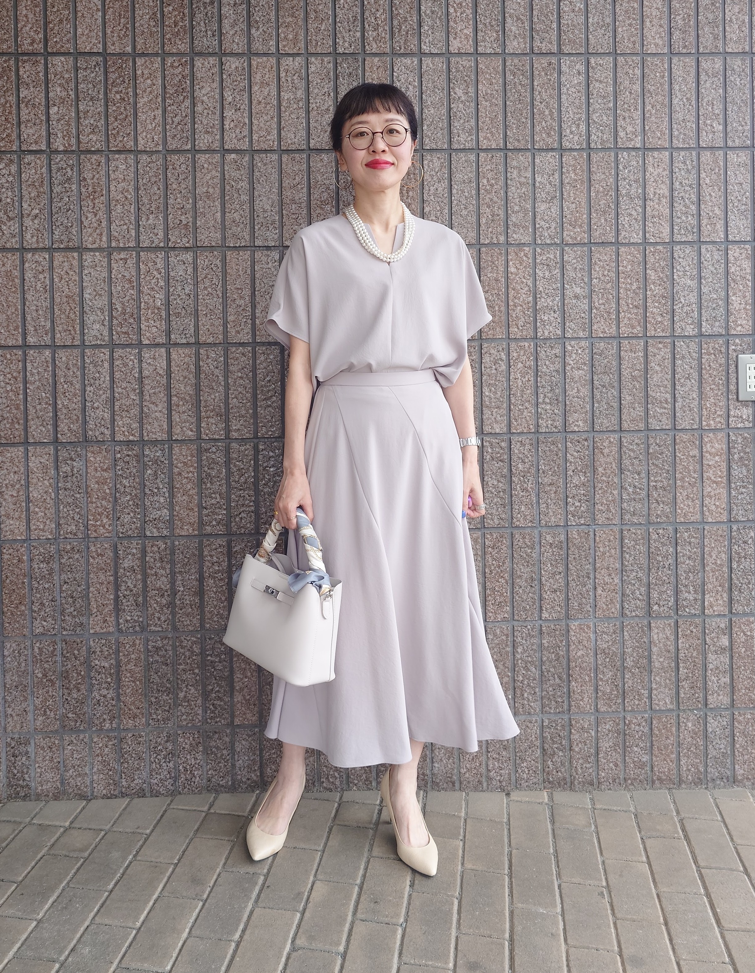 MUTSUKOさんの「UNTITLED｜【UV/接触冷感/セットアップ可】リラクシーキーVネックブラウス」を使ったコーディネート