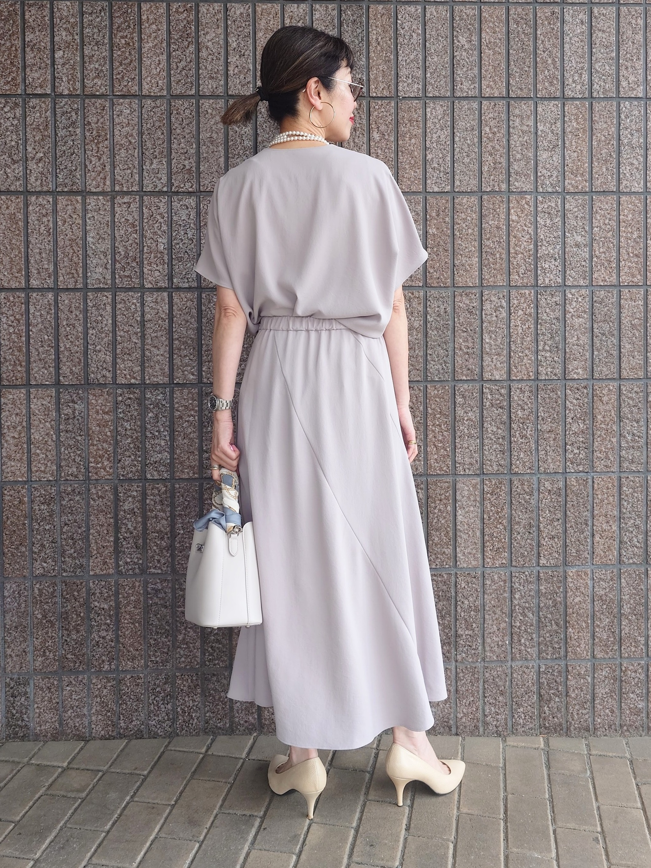 MUTSUKOさんの「UNTITLED｜【UV/接触冷感/セットアップ可】リラクシーキーVネックブラウス」を使ったコーディネート