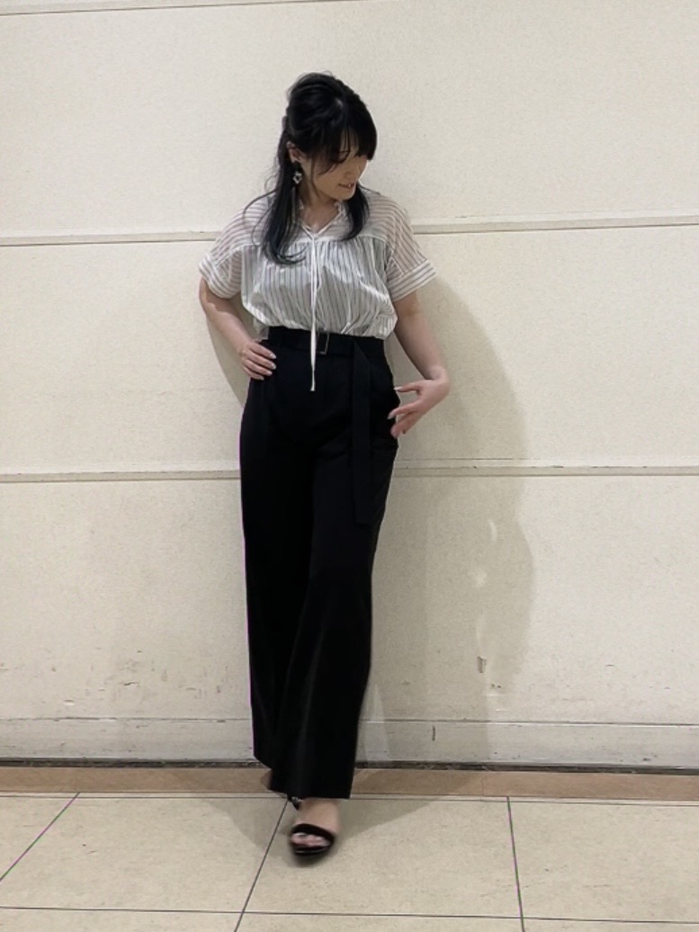 watanabeさんの「UNTITLED｜【洗える／軽やか】フリル衿ギャザーブラウス」を使ったコーディネート
