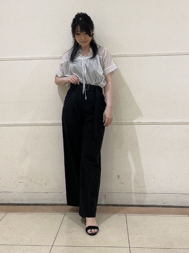 watanabeさんの「UNTITLED｜【洗える／軽やか】フリル衿ギャザーブラウス」を使ったコーディネート