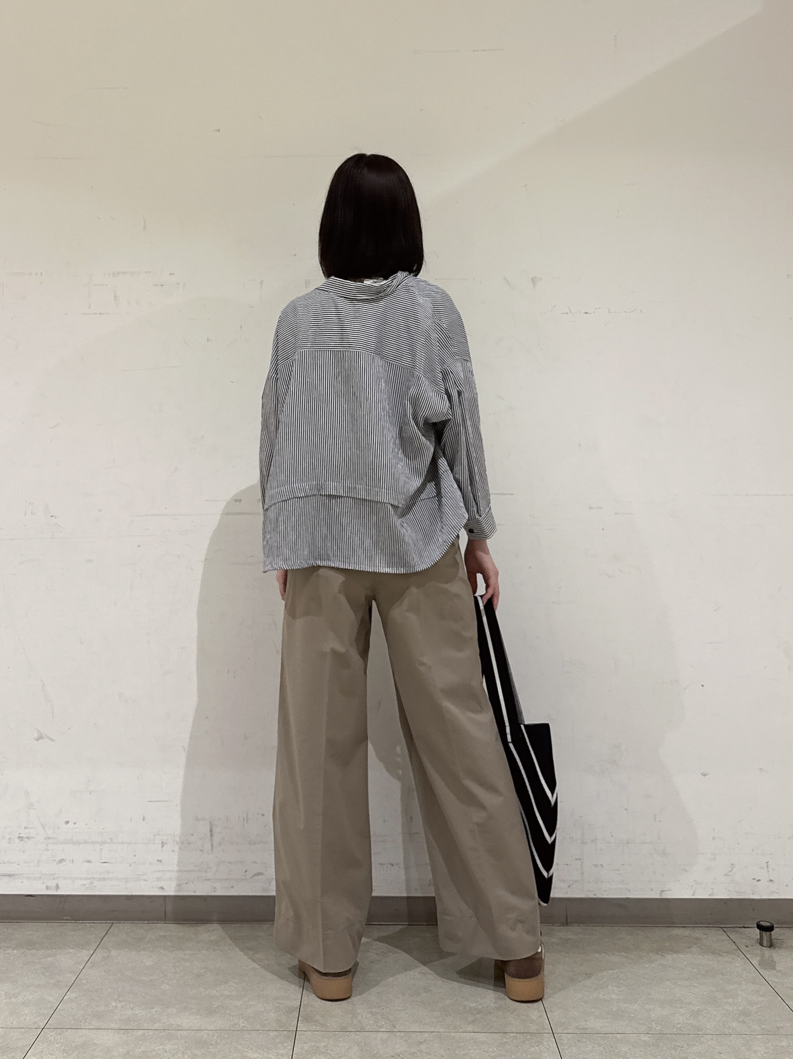 rinaさんの「INDIVI｜【接触冷感／洗える／2WAY】ドロスト付 シアーシャンブレーシャツ」を使ったコーディネート