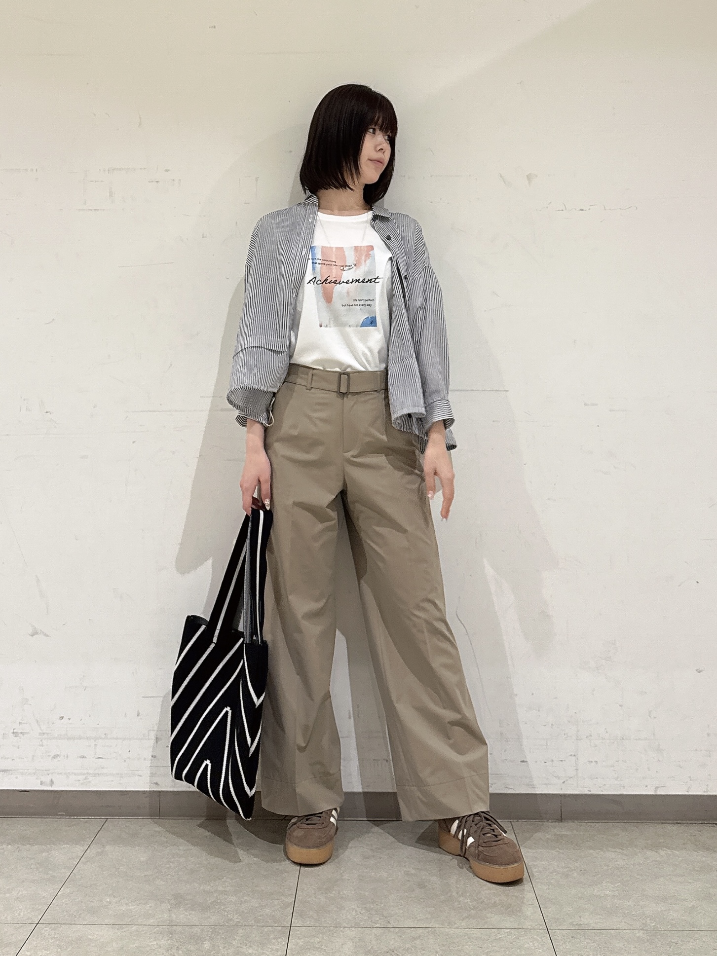 rinaさんの「INDIVI｜【接触冷感／洗える／2WAY】ドロスト付 シアーシャンブレーシャツ」を使ったコーディネート