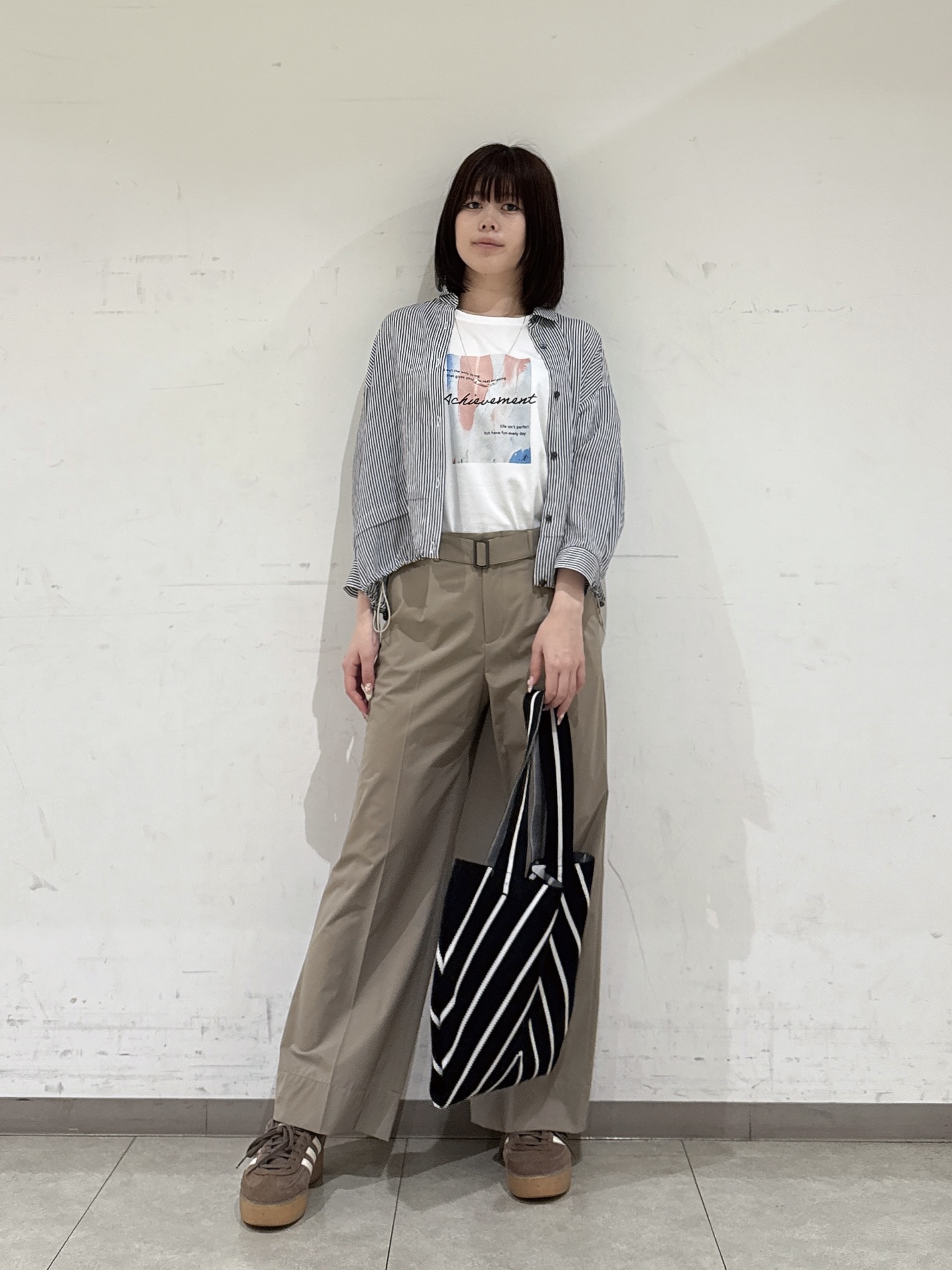 rinaさんの「INDIVI｜【接触冷感／洗える／2WAY】ドロスト付 シアーシャンブレーシャツ」を使ったコーディネート