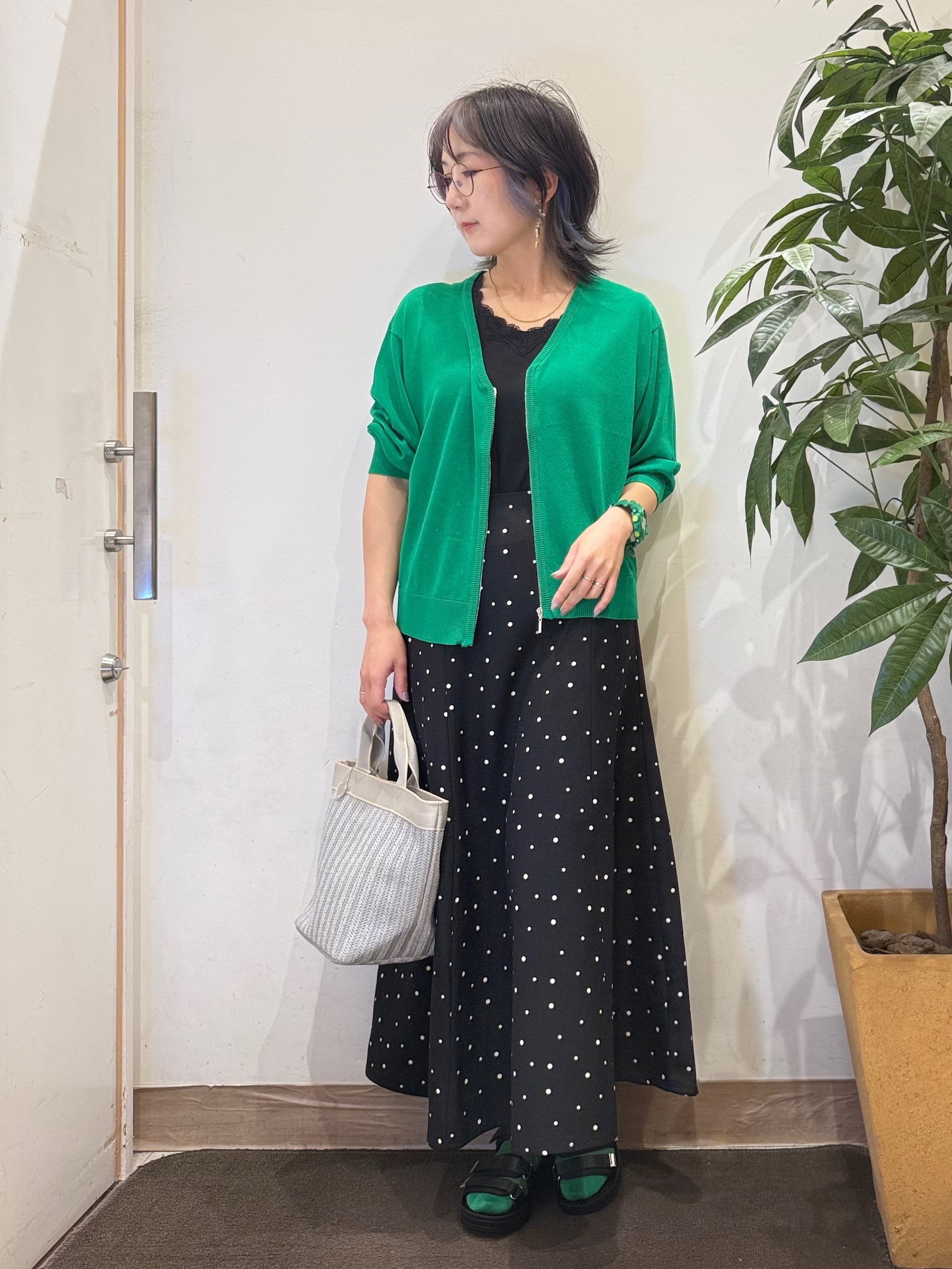 misakiさんの「SHOO･LA･RUE｜【ひんやり/洗濯機可/S-LL】程よいVネックですっきり魅せる ジップアップ 7分袖シアーカーディガ」を使ったコーディネート