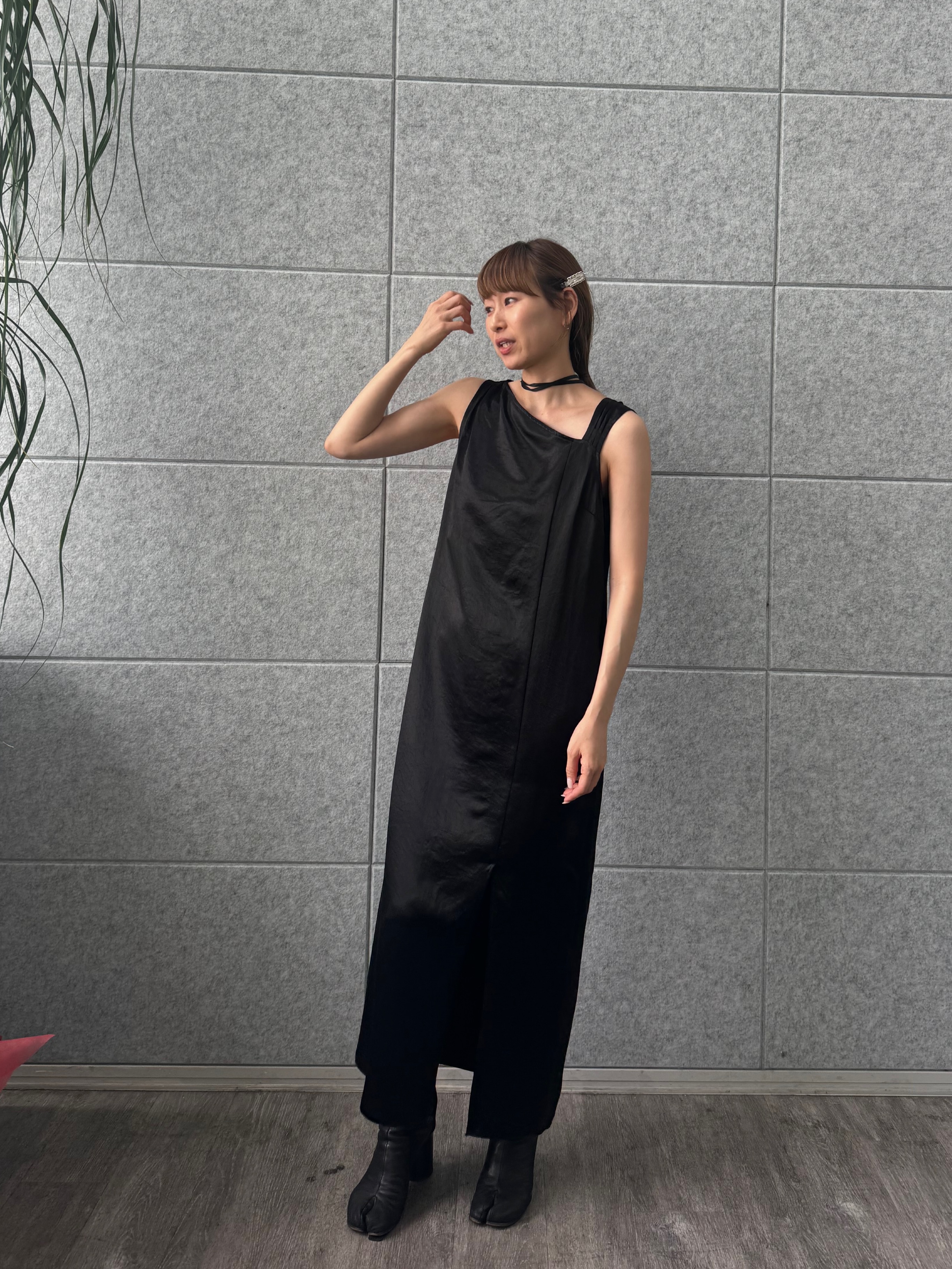 designer yukaさんの「CODE A｜satin neck slit dress」を使ったコーディネート