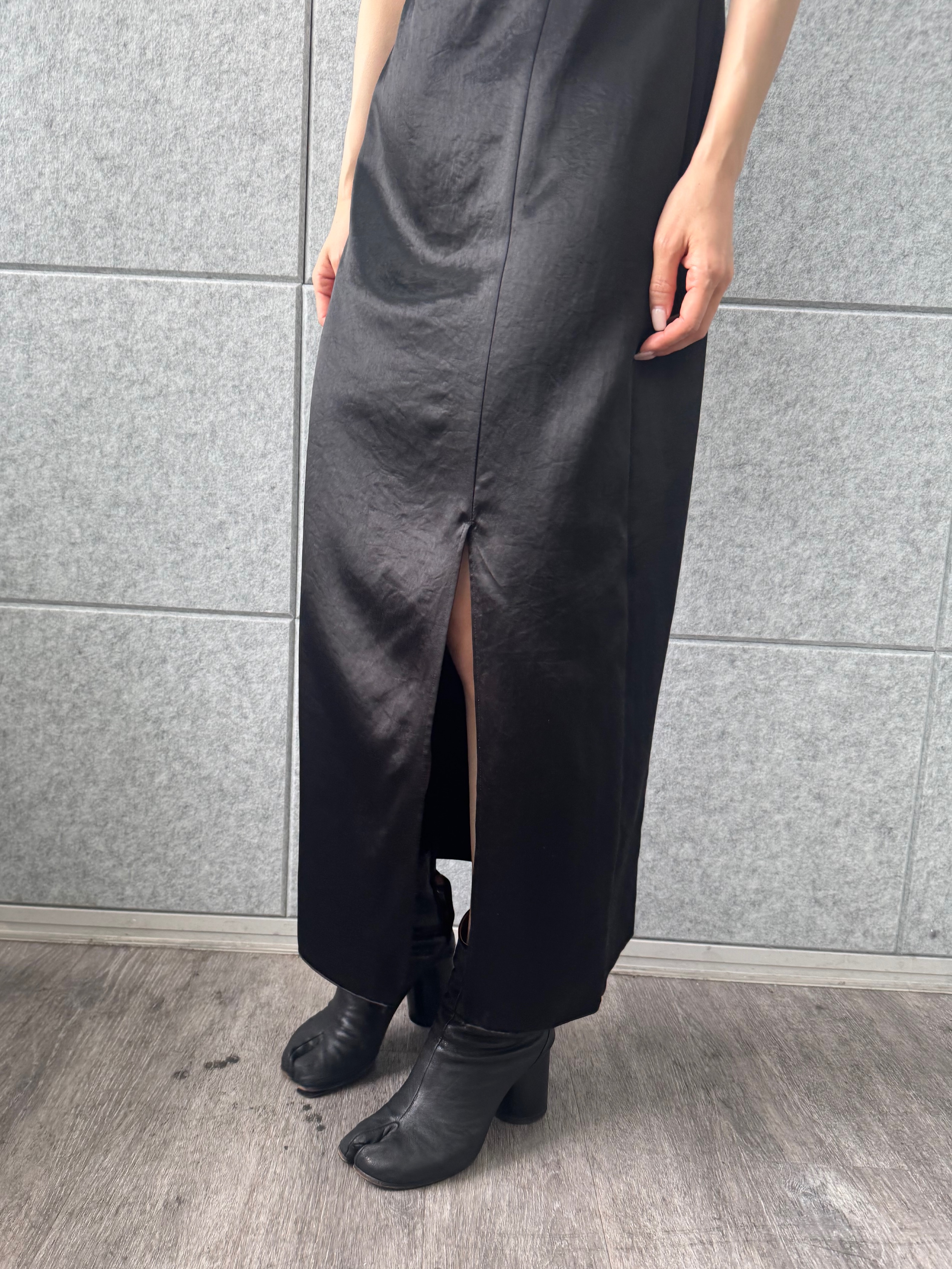 designer yukaさんの「CODE A｜satin neck slit dress」を使ったコーディネート