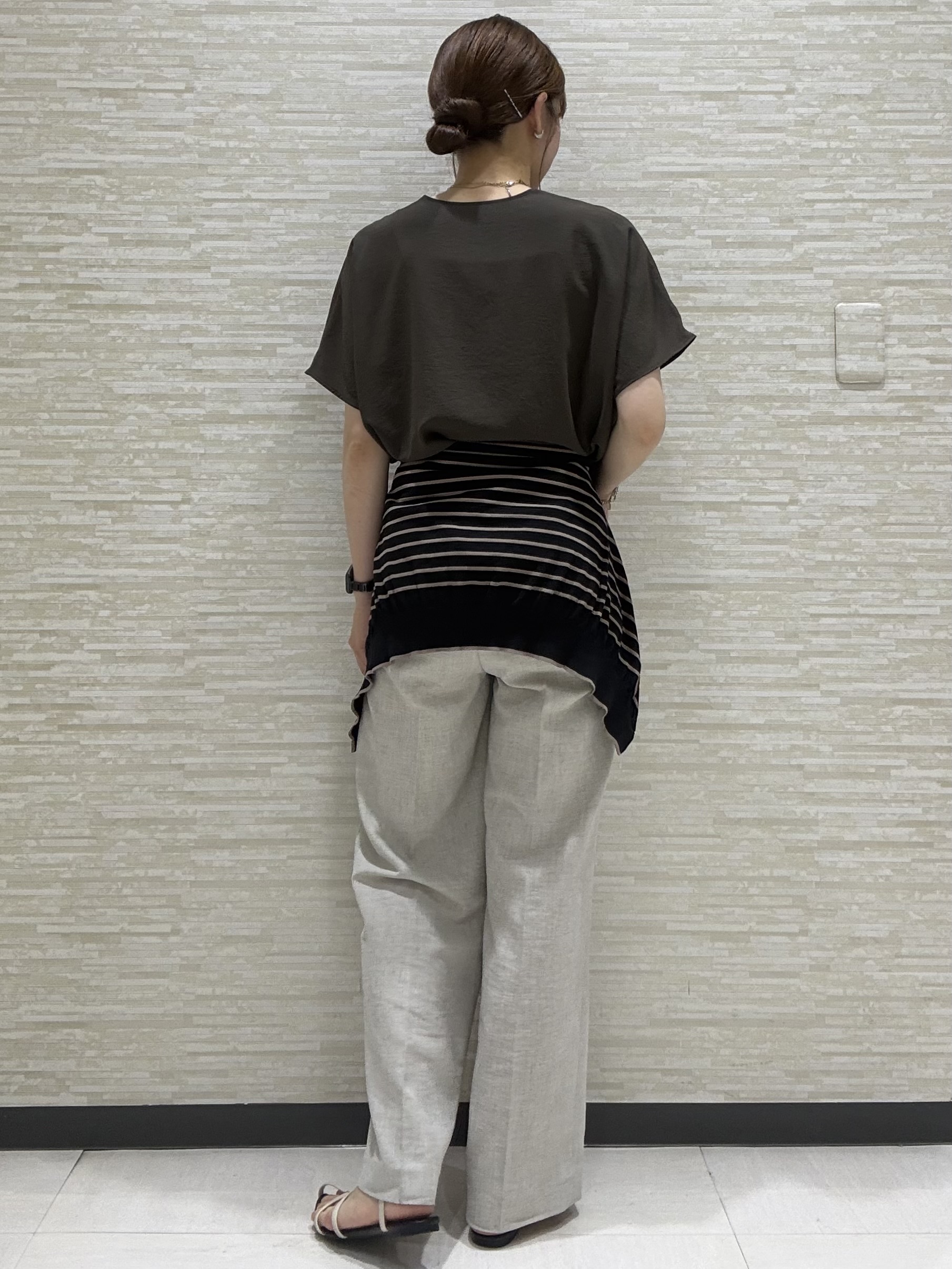 Kataさんの「UNTITLED｜【UV/接触冷感/セットアップ可】リラクシーキーVネックブラウス」を使ったコーディネート