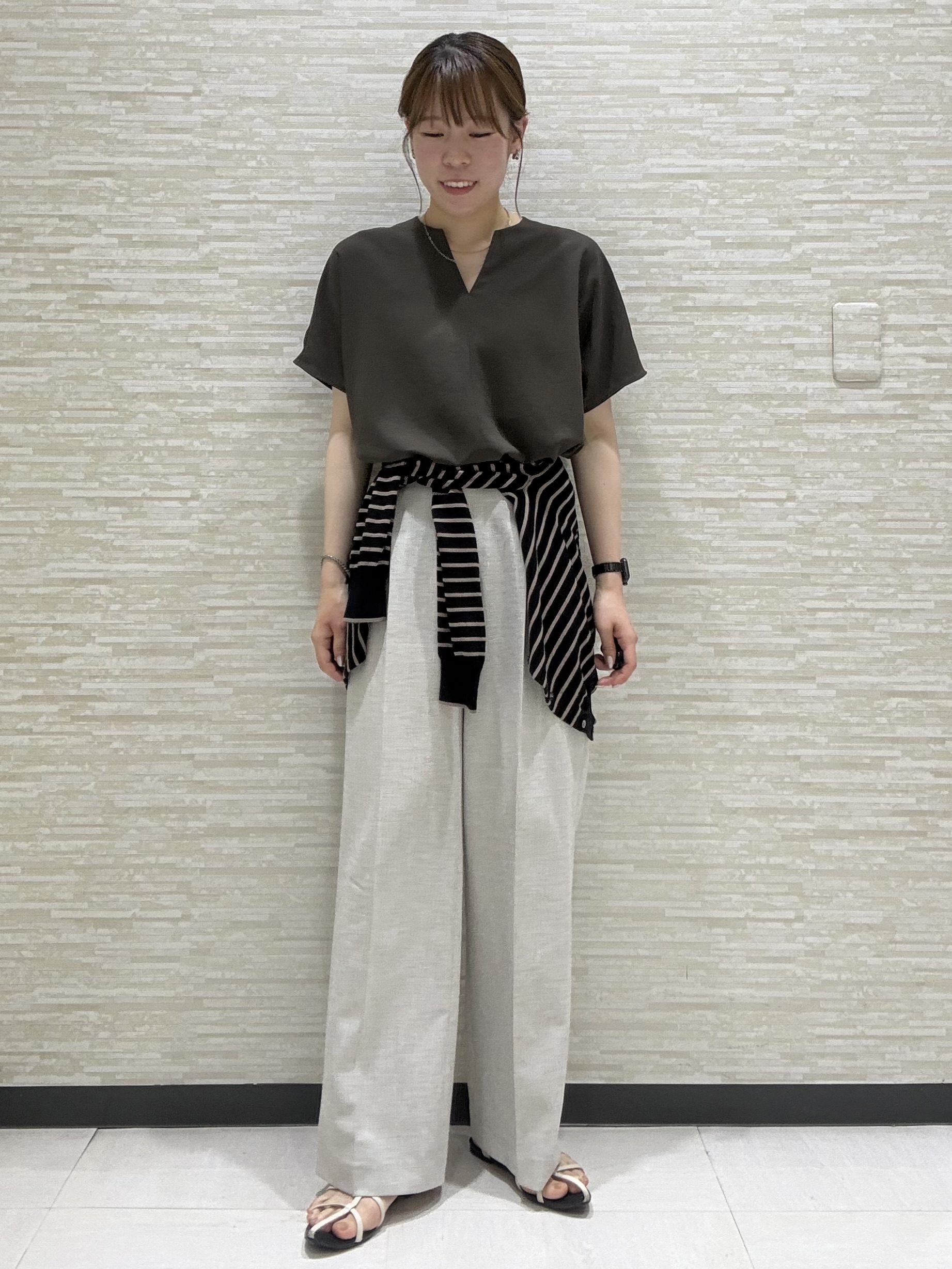 Kataさんの「UNTITLED｜【UV/接触冷感/セットアップ可】リラクシーキーVネックブラウス」を使ったコーディネート