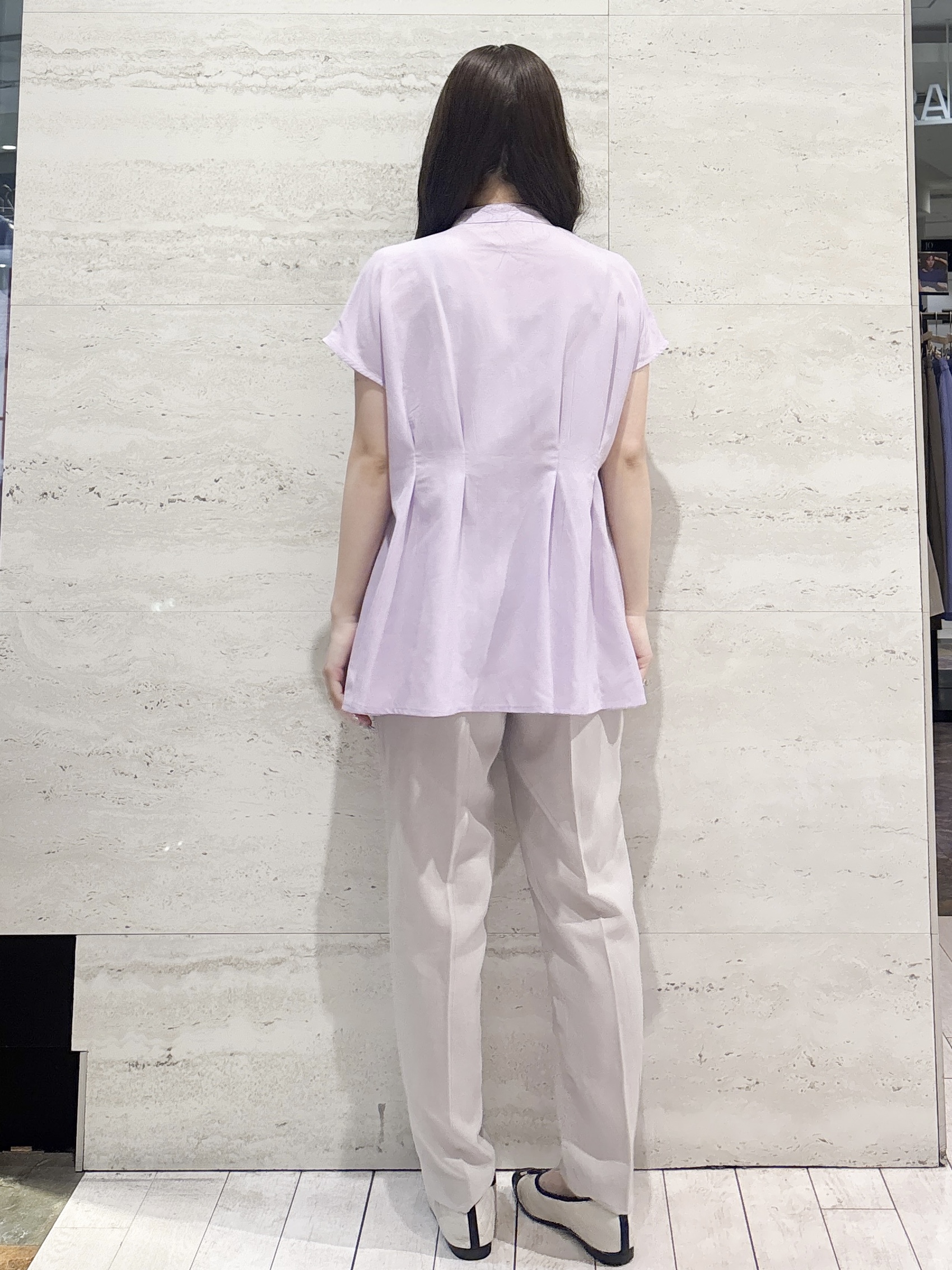 かほさんの「OPAQUE.CLIP｜【接触冷感／吸水速乾】リネンライク タックフレンチスリーブブラウス《洗濯機OK》」を使ったコーディネート