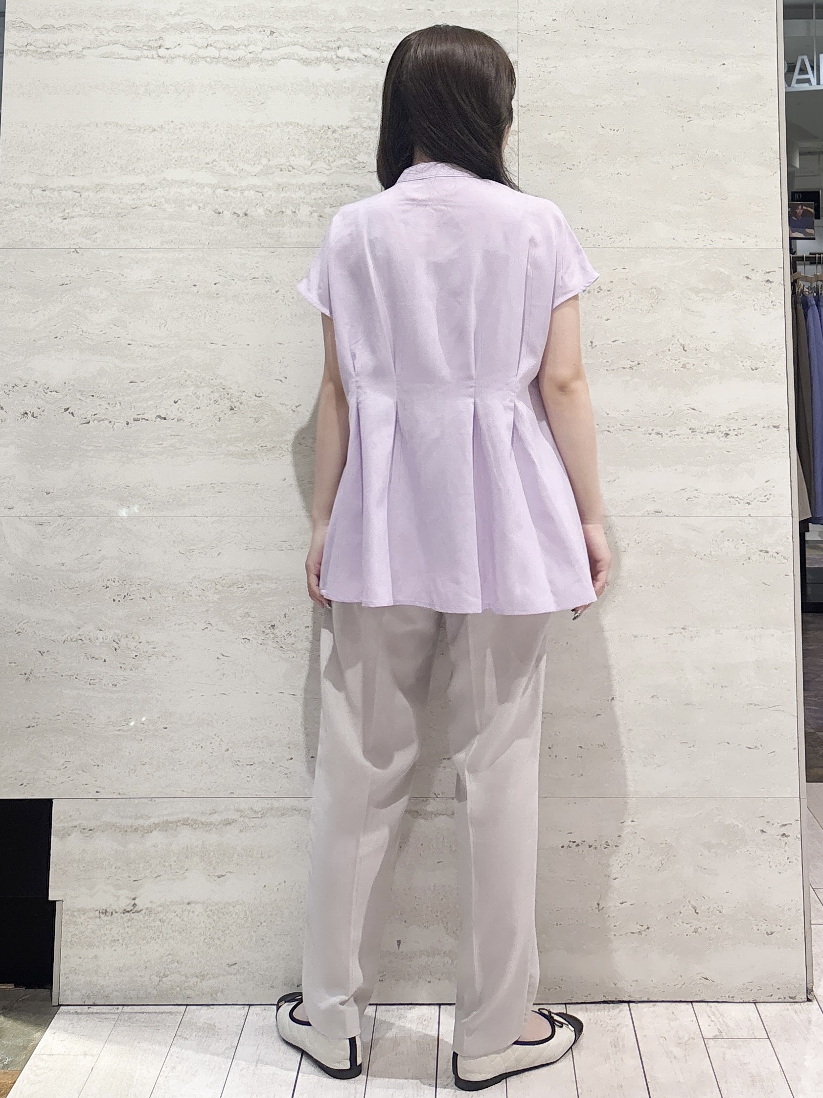 かほさんの「OPAQUE.CLIP｜【接触冷感／吸水速乾】リネンライク タックフレンチスリーブブラウス《洗濯機OK》」を使ったコーディネート