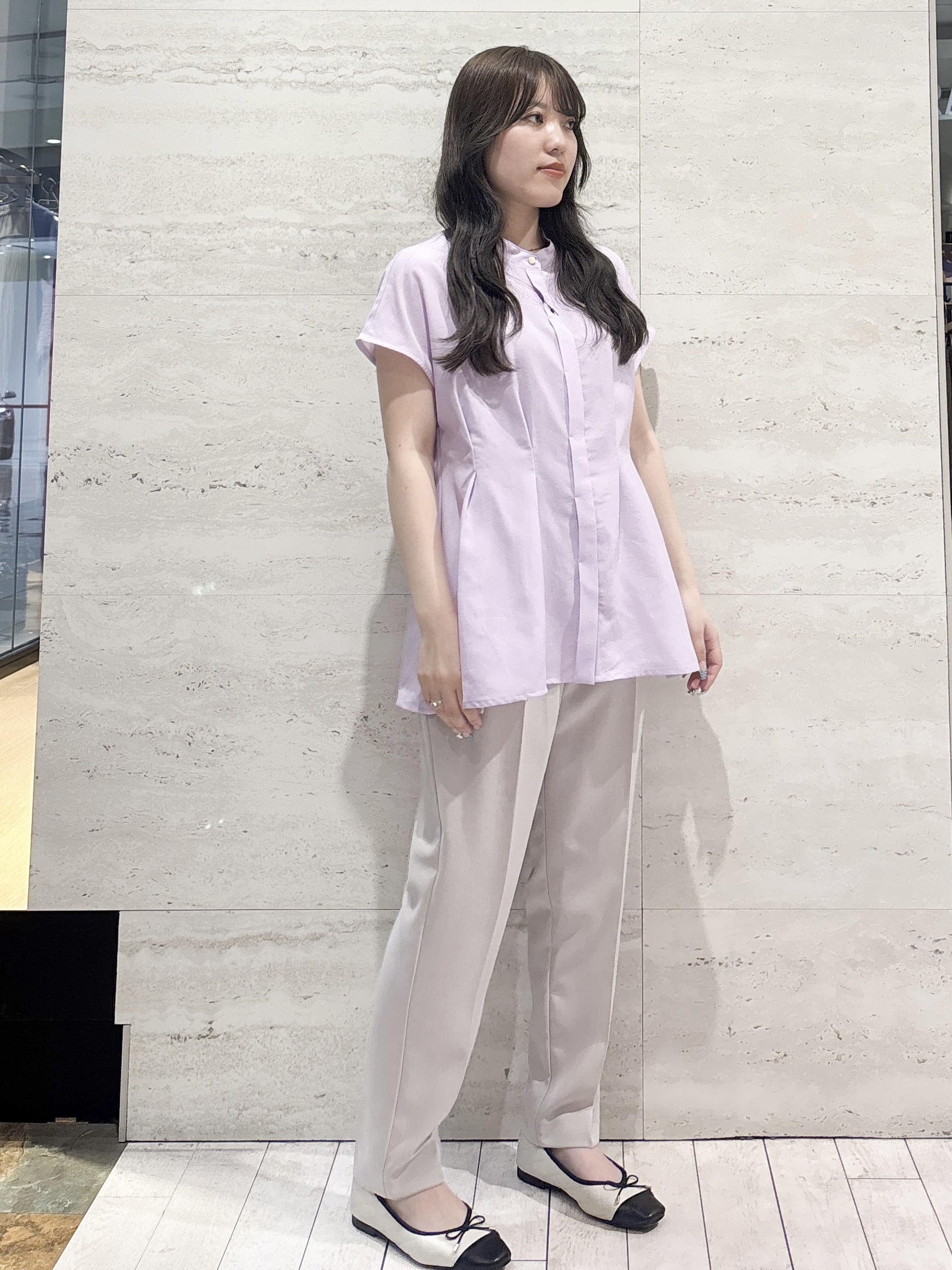 かほさんの「OPAQUE.CLIP｜【接触冷感／吸水速乾】リネンライク タックフレンチスリーブブラウス《洗濯機OK》」を使ったコーディネート