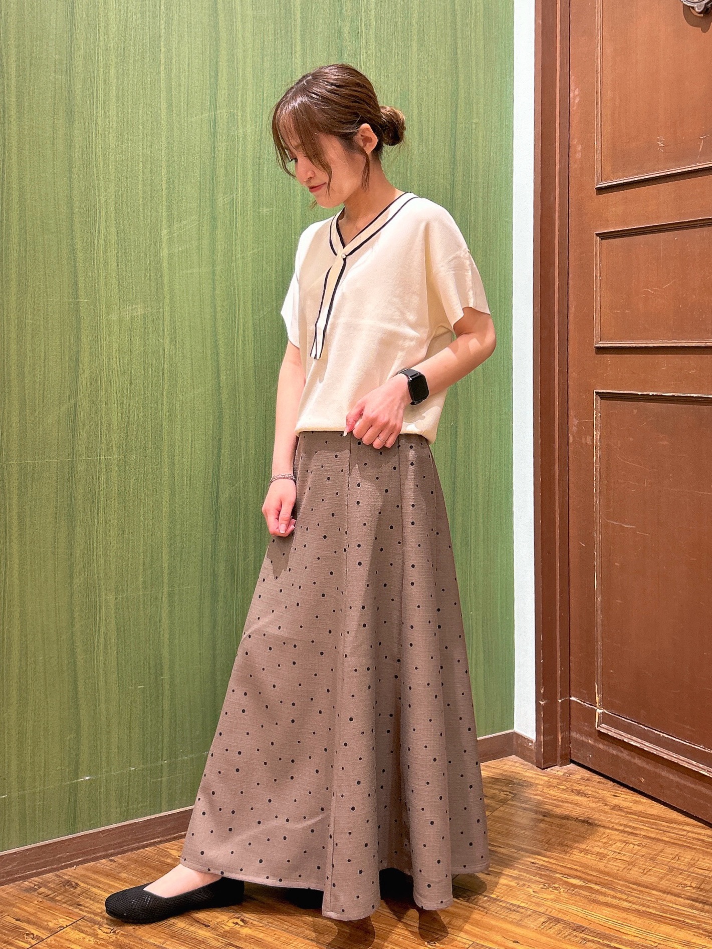 かおりさんの「SHOO･LA･RUE｜【毎日洗える/ひんやり/UV/S-LL】 毛玉になりにくい配色ボウタイ半袖ニット」を使ったコーディネート