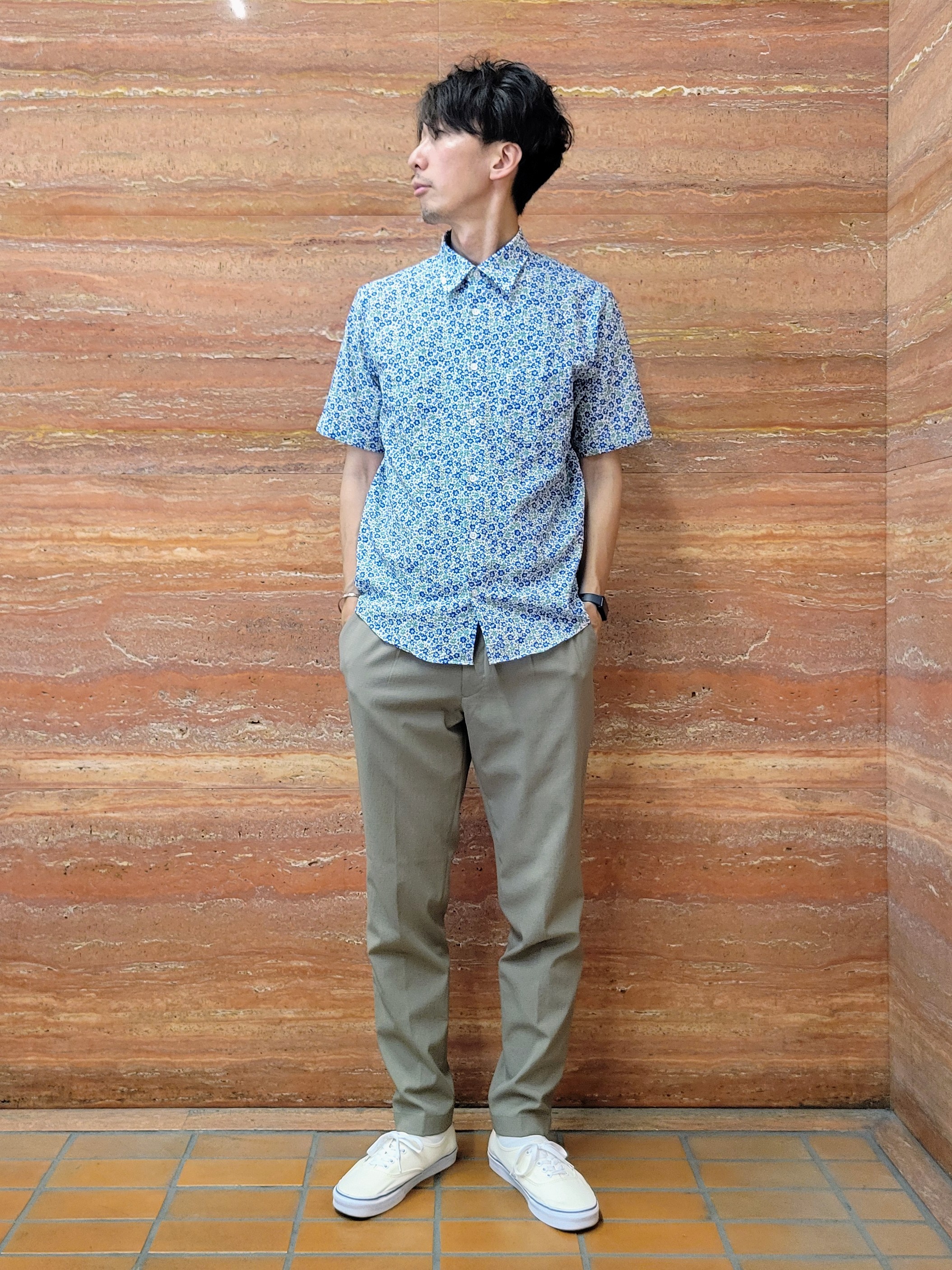 piroyaさんの「TAKEO KIKUCHI｜リップル小花シャツ」を使ったコーディネート