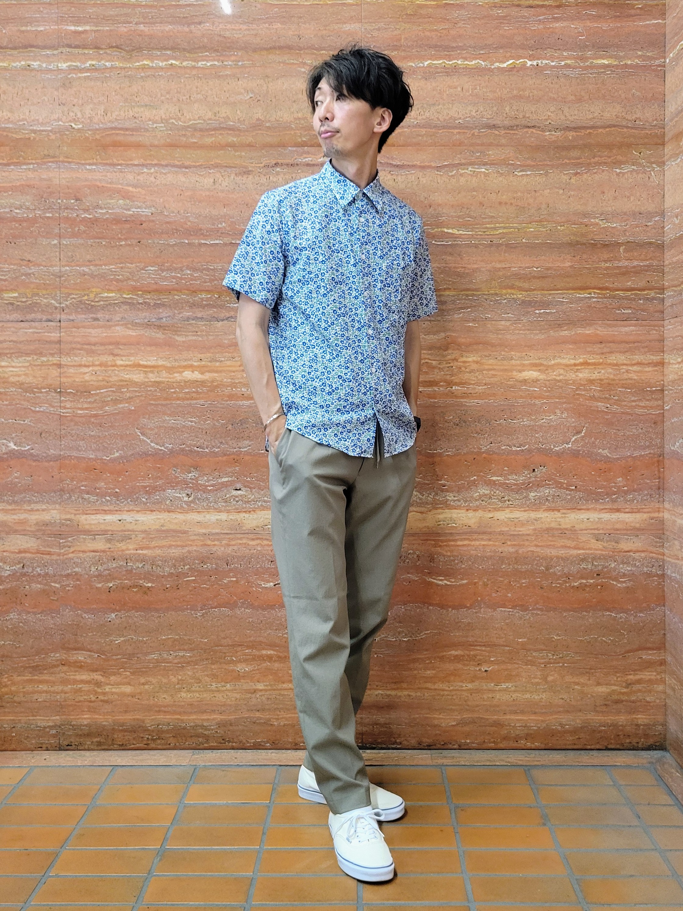 piroyaさんの「TAKEO KIKUCHI｜リップル小花シャツ」を使ったコーディネート