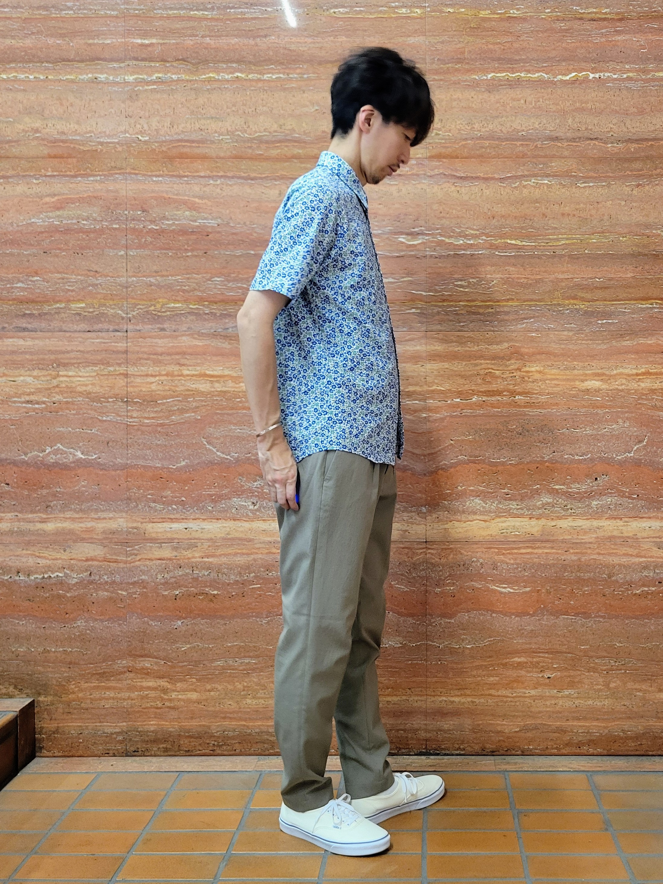 piroyaさんの「TAKEO KIKUCHI｜リップル小花シャツ」を使ったコーディネート