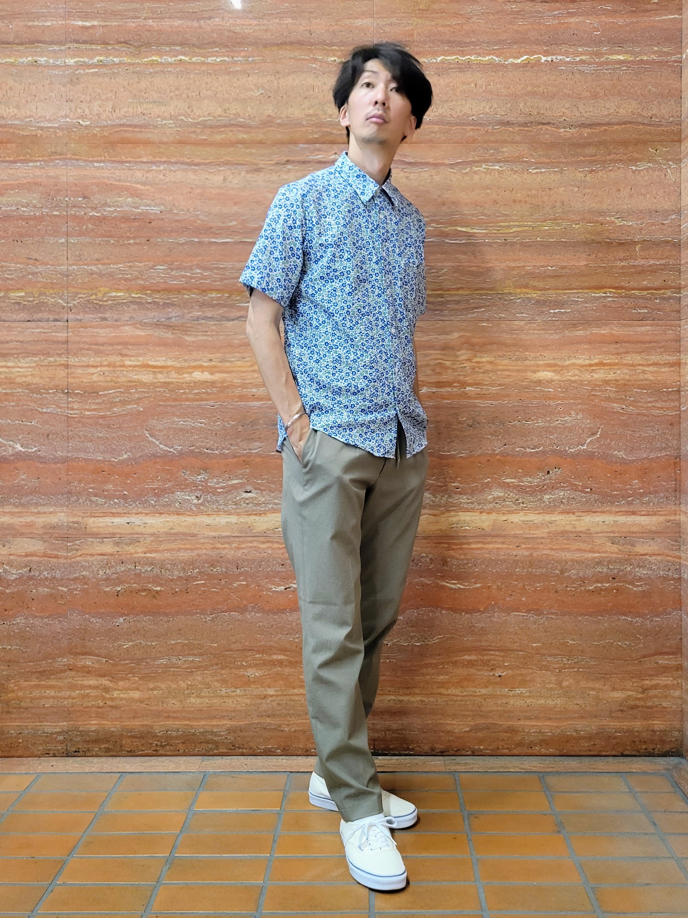 piroyaさんの「TAKEO KIKUCHI｜リップル小花シャツ」を使ったコーディネート