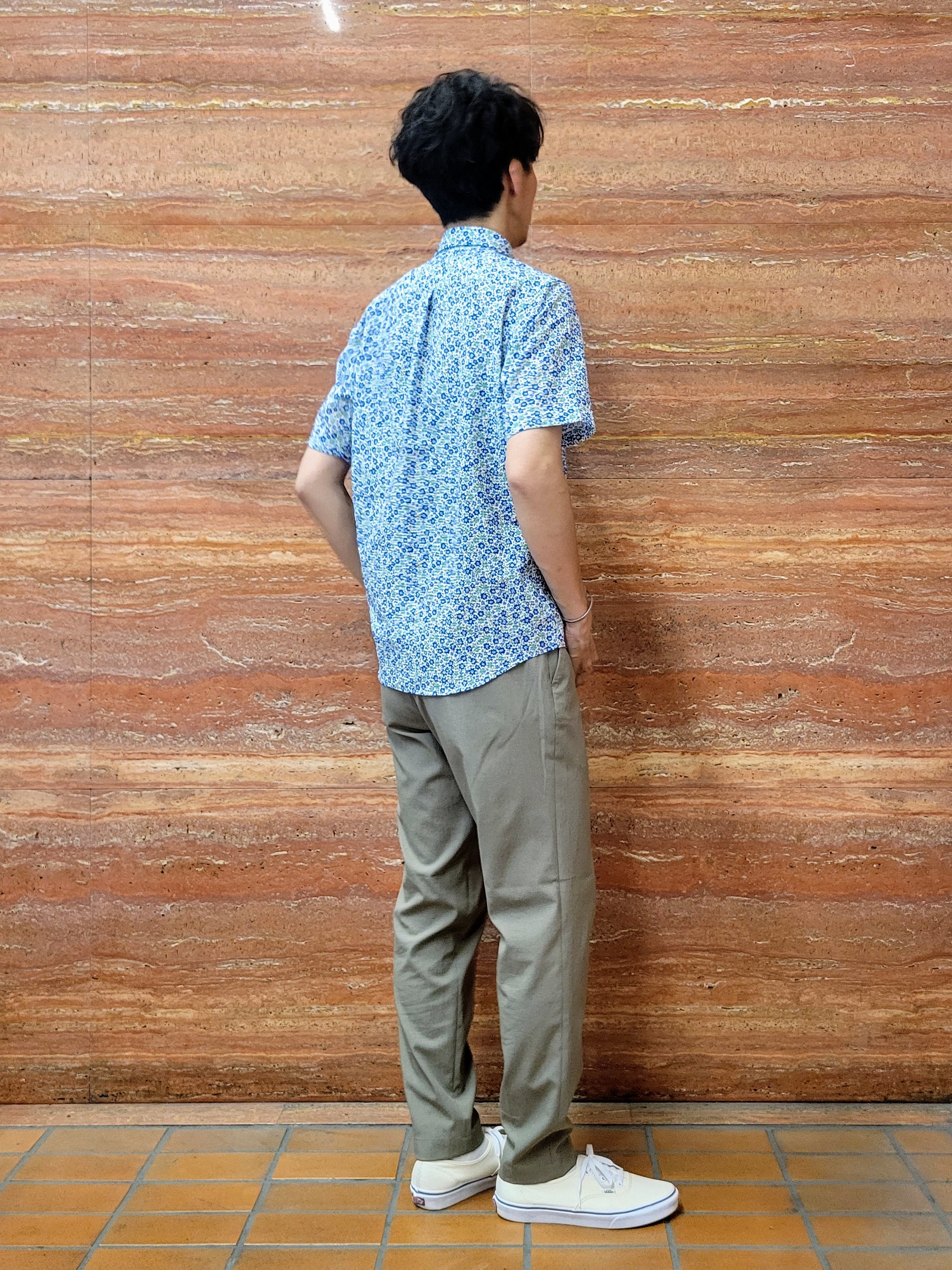 piroyaさんの「TAKEO KIKUCHI｜リップル小花シャツ」を使ったコーディネート