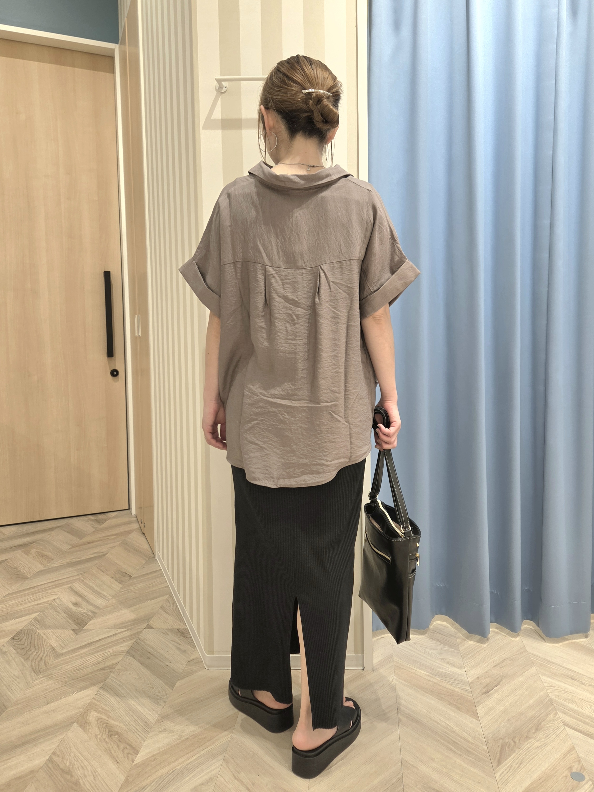 Ikumiさんの「SHOO･LA･RUE｜【ひんやり/S-LL/洗濯機可】インせず着られる 裾タック スキッパーシャツ」を使ったコーディネート