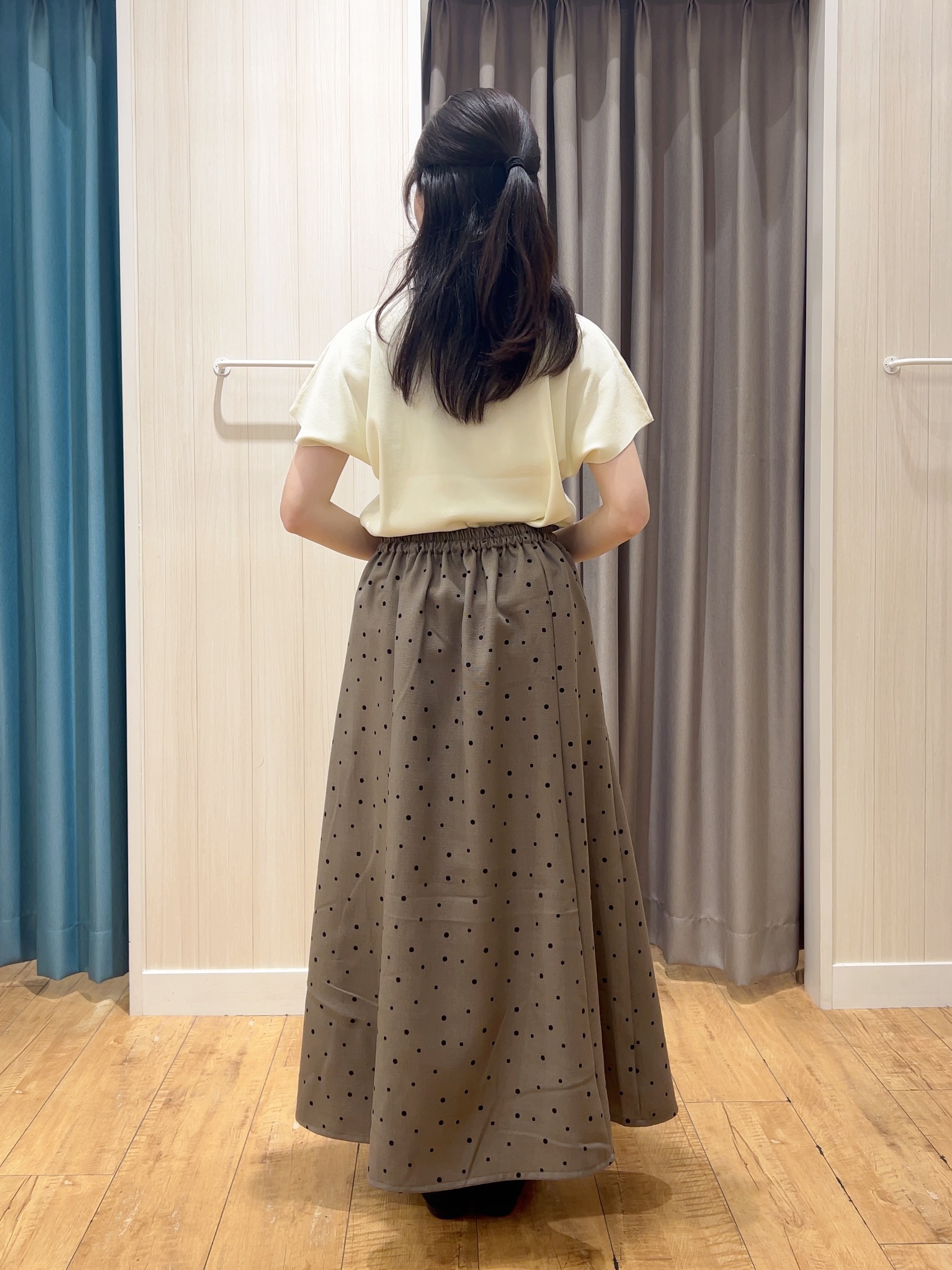 moneさんの「SHOO･LA･RUE｜【毎日洗える/ひんやり/UV/S-LL】 毛玉になりにくい配色ボウタイ半袖ニット」を使ったコーディネート