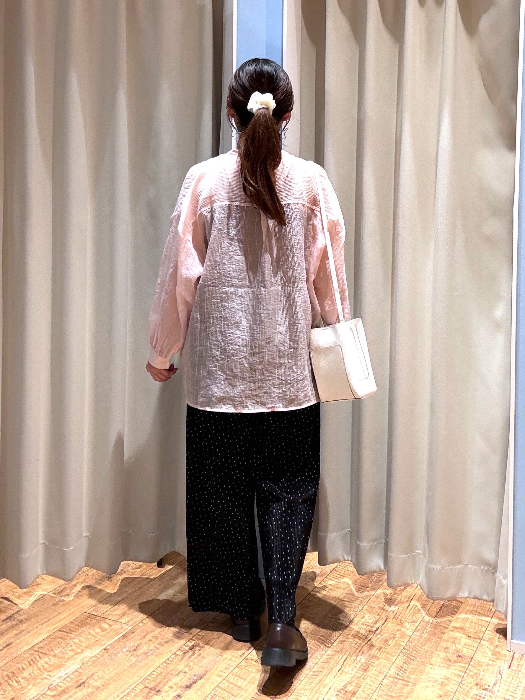 もんちゃんさんの「SHOO･LA･RUE｜【S-LL】大人のシアー感 風合い楽しむバンドカラーシャツ」を使ったコーディネート