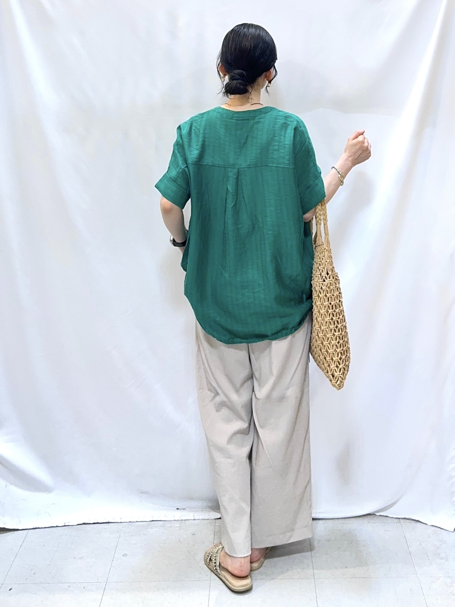 𝐇𝐢𝐫𝐨𝐦𝐢さんの「SHOO･LA･RUE｜【高レビュー/体型カバー】インせず着られる スキッパー裾リボンブラウス」を使ったコーディネート