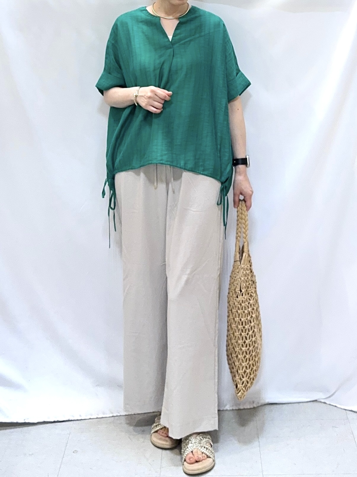 𝐇𝐢𝐫𝐨𝐦𝐢さんの「SHOO･LA･RUE｜【高レビュー/体型カバー】インせず着られる スキッパー裾リボンブラウス」を使ったコーディネート