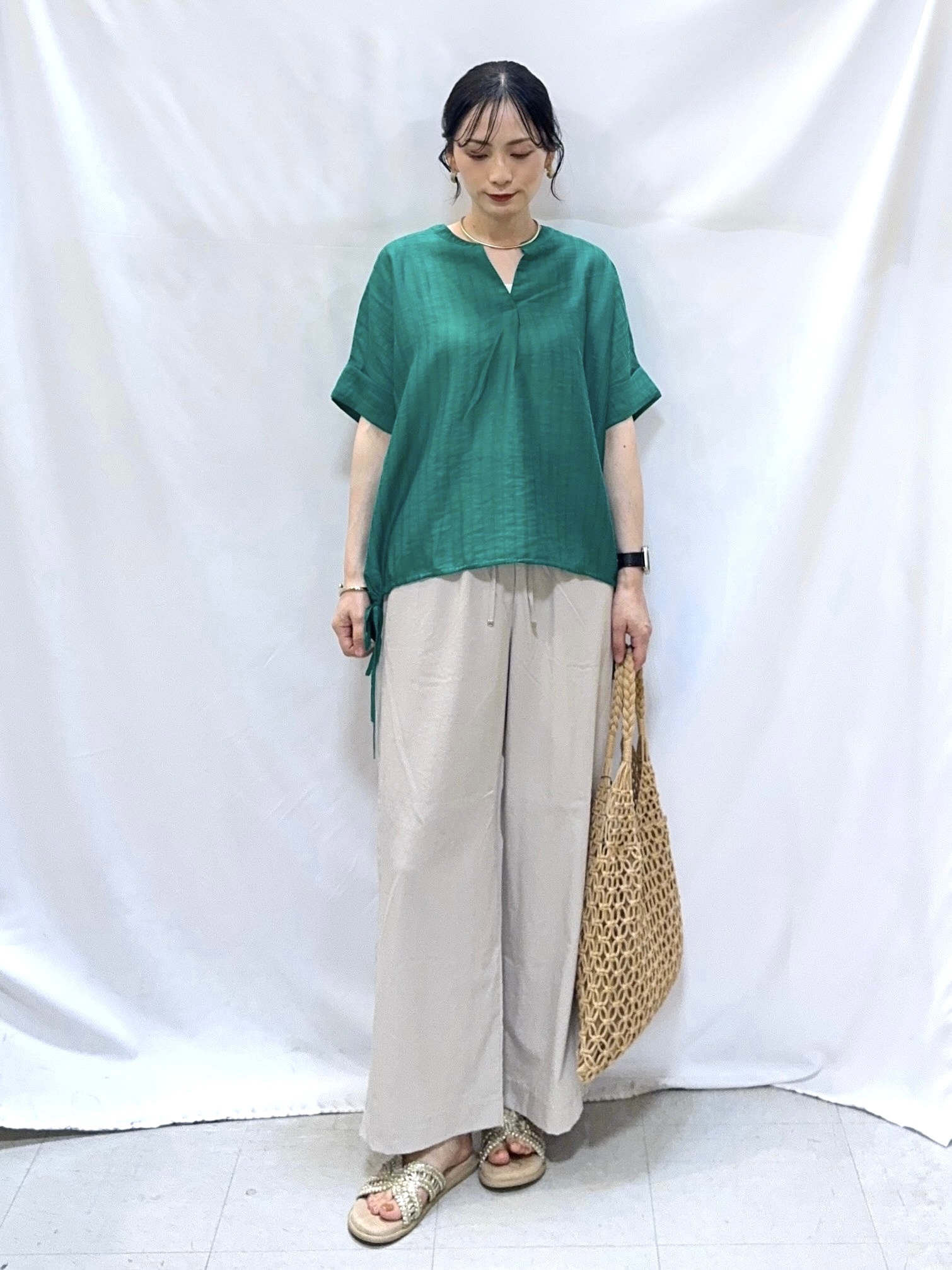 𝐇𝐢𝐫𝐨𝐦𝐢さんの「SHOO･LA･RUE｜【高レビュー/体型カバー】インせず着られる スキッパー裾リボンブラウス」を使ったコーディネート