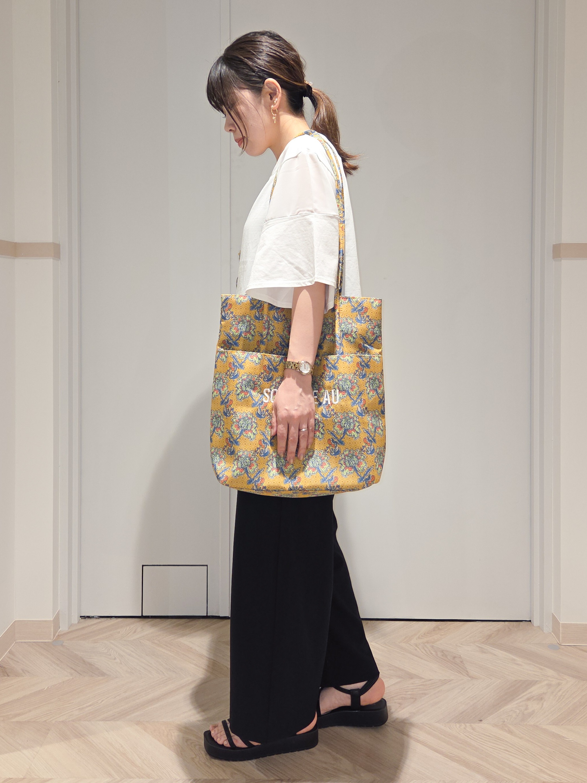 TSUCHIYAさんの「SHOO･LA･RUE｜【ひんやり/S-LL/体型カバー】フレアスリーブで二の腕を自然にカバー 浅VネックTシャツ」を使ったコーディネート