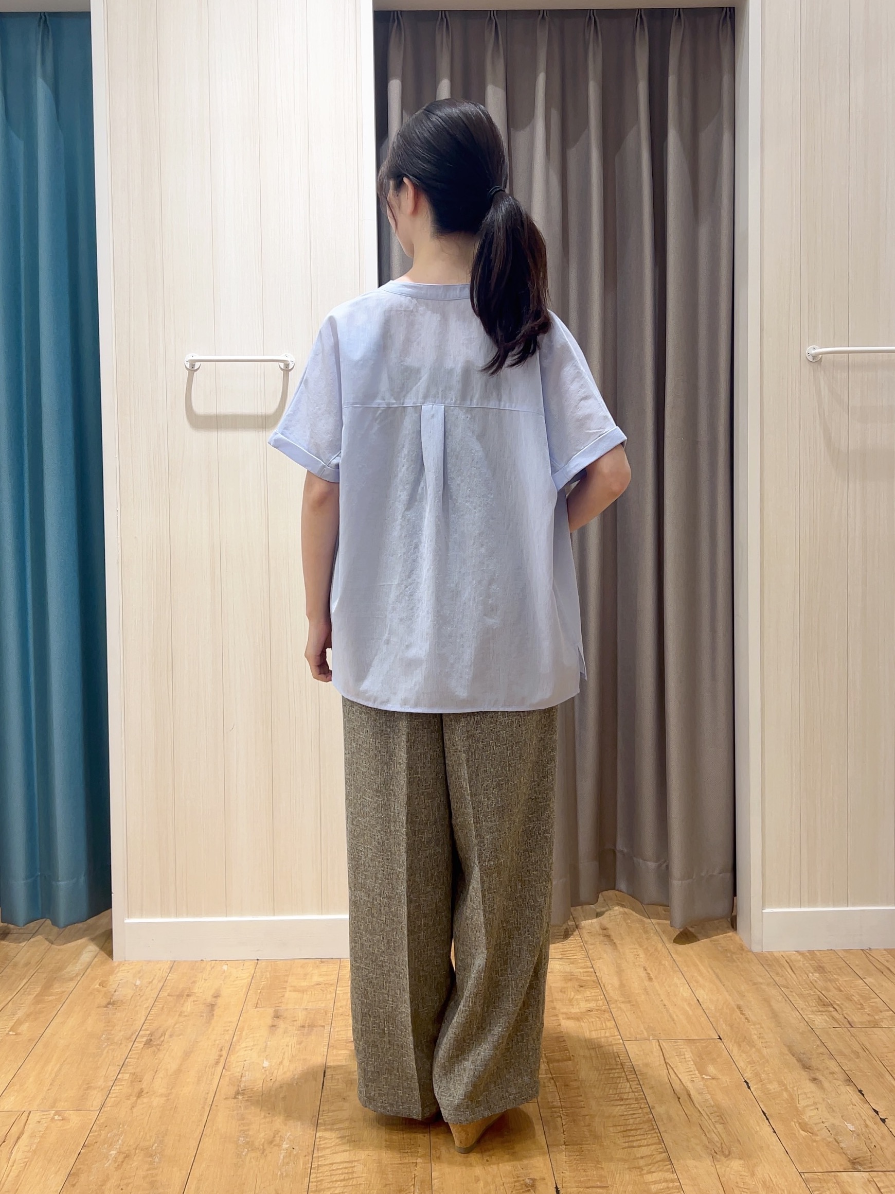 moneさんの「SHOO･LA･RUE｜【さらり快適/洗濯機可/S-LL】風が通り抜ける 半袖バンドカラーシアーシャツ」を使ったコーディネート