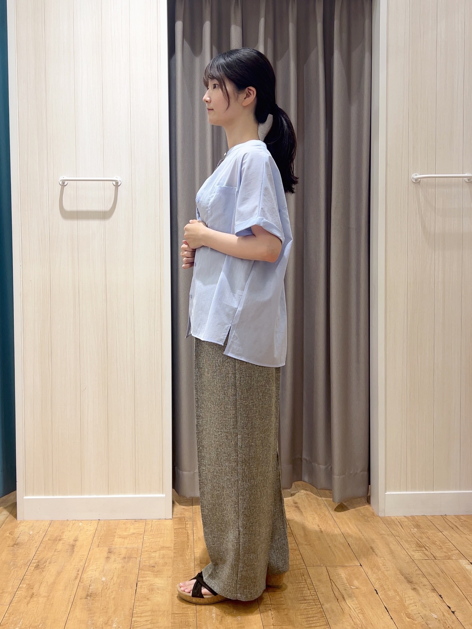 moneさんの「SHOO･LA･RUE｜【さらり快適/洗濯機可/S-LL】風が通り抜ける 半袖バンドカラーシアーシャツ」を使ったコーディネート