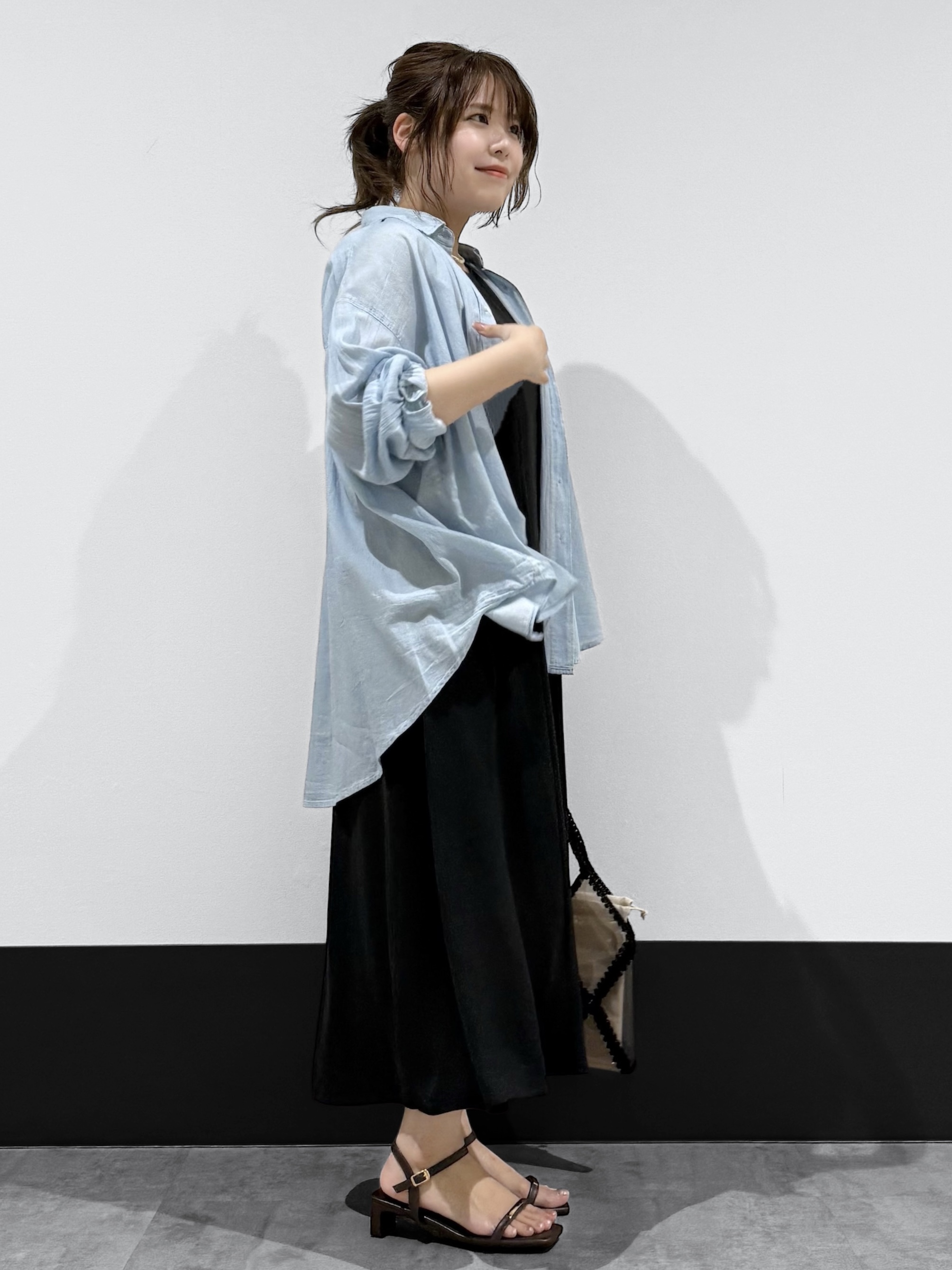macchaさんの「THE SHOP TK｜軽やかでエアリー シアーデニムシャツ」を使ったコーディネート